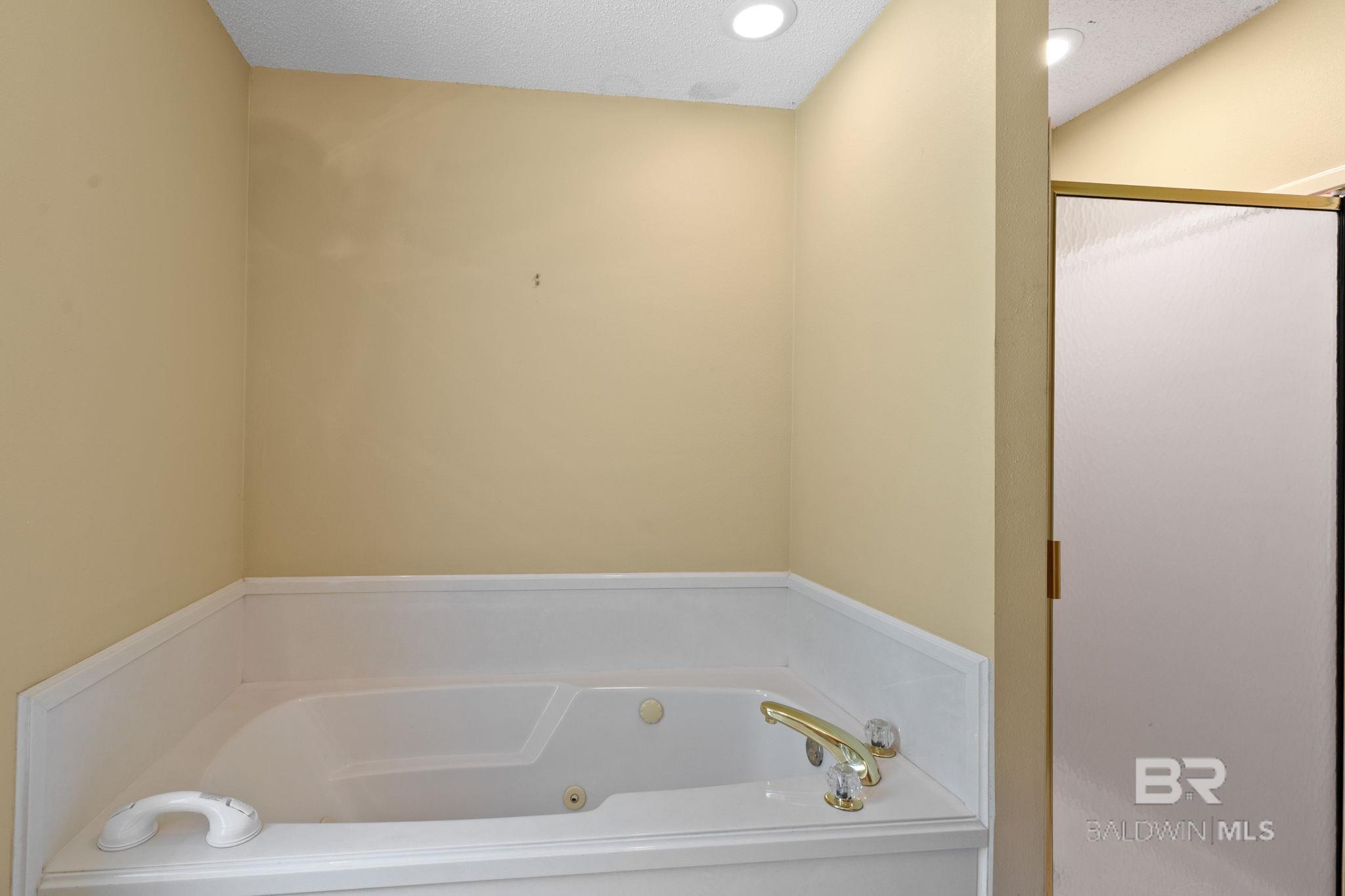 https://zimg.paragon.ice.com/ParagonImages/Property/PG/BCAR/398398/21/0/0/5849e1357fb7b6d375c8bff03b9a67fc/7/e20ecf1d489159a015ebc0cb1a47db09/398398-9b90bb94-61ff-47c0-b334-d420ed77861b.JPG