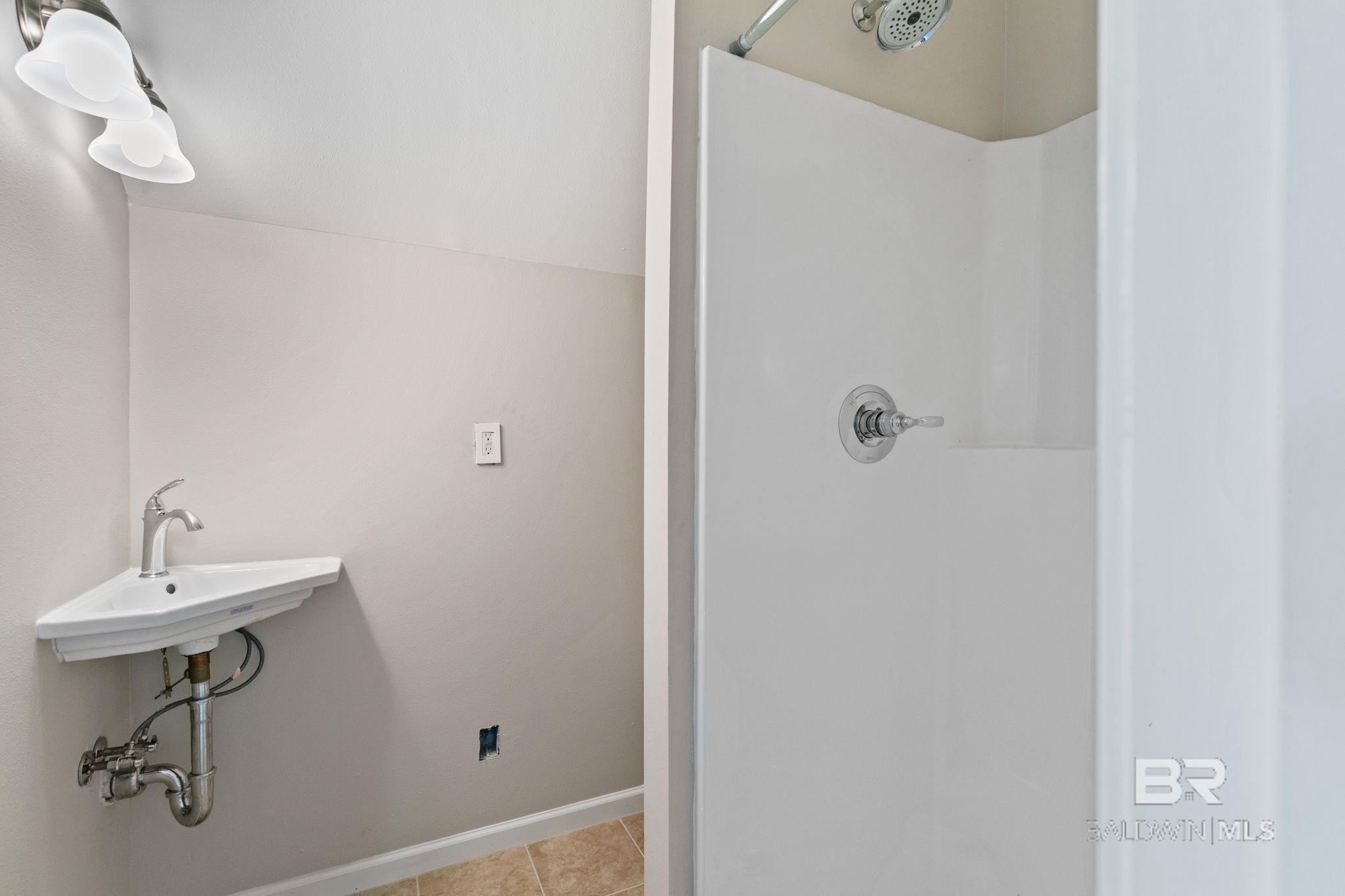 https://zimg.paragon.ice.com/ParagonImages/Property/PG/BCAR/398398/46/0/0/8367eea3735df59760cdd3d005be3665/7/e20ecf1d489159a015ebc0cb1a47db09/398398-778c274e-b2c2-4721-af42-8013d40a5a85.JPG