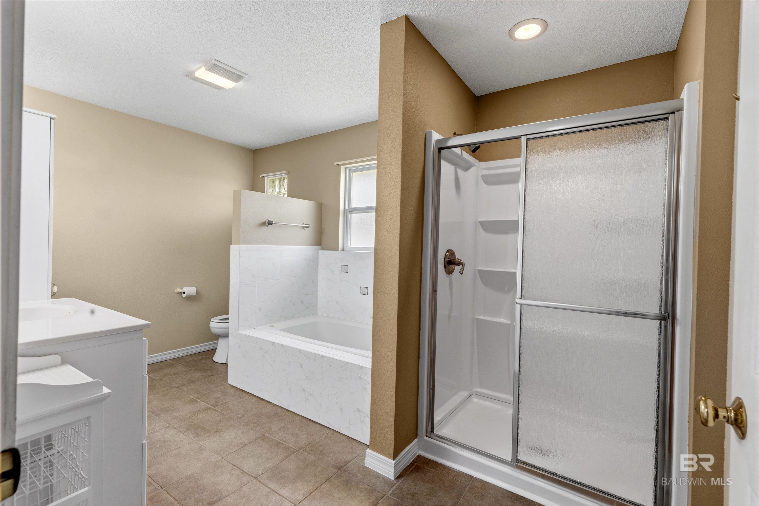 https://zimg.paragon.ice.com/ParagonImages/Property/PG/BCAR/398400/12/0/0/cf9dc2c2b5a69f9910a2b538ec5b986a/7/de77d4453c72f1d0f559851270dbfd2a/398400-f75cb77d-bf74-4859-b61d-eba3cf8c4dc1.JPG
