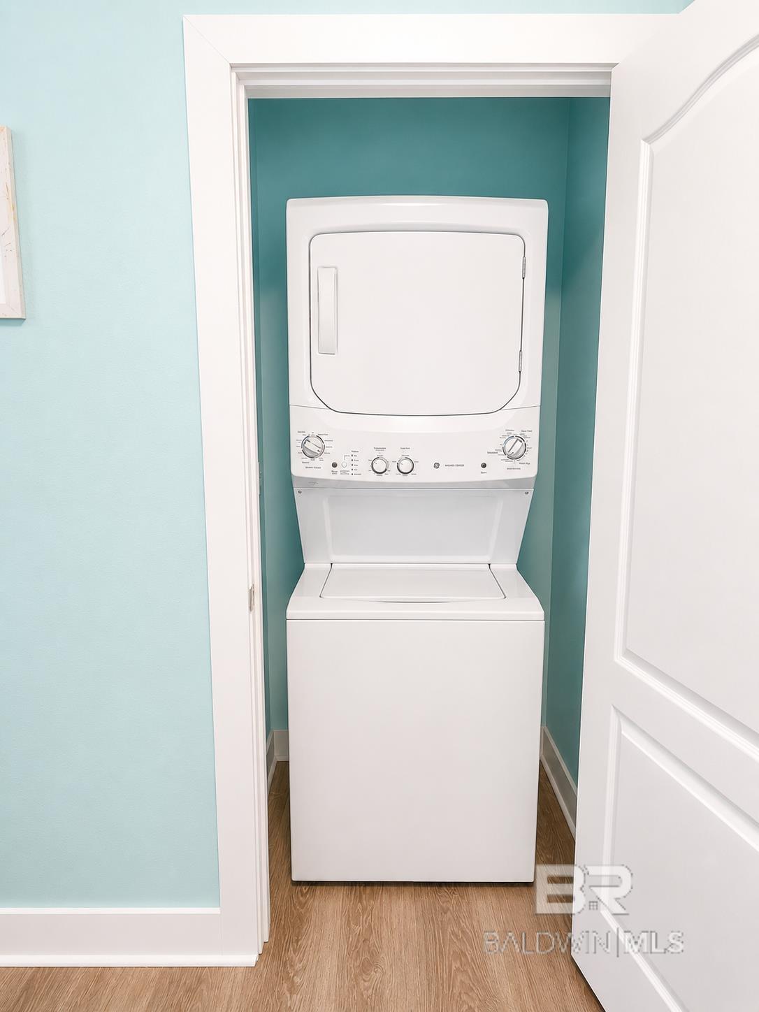 https://zimg.paragon.ice.com/ParagonImages/Property/PG/BCAR/398446/9/0/0/f989d705d395de5160ab9258180947a0/7/15f01d484f168359922f6dfd66f68eaa/398446-76b50ab7-7252-4646-ae9b-70d388a44371.JPG