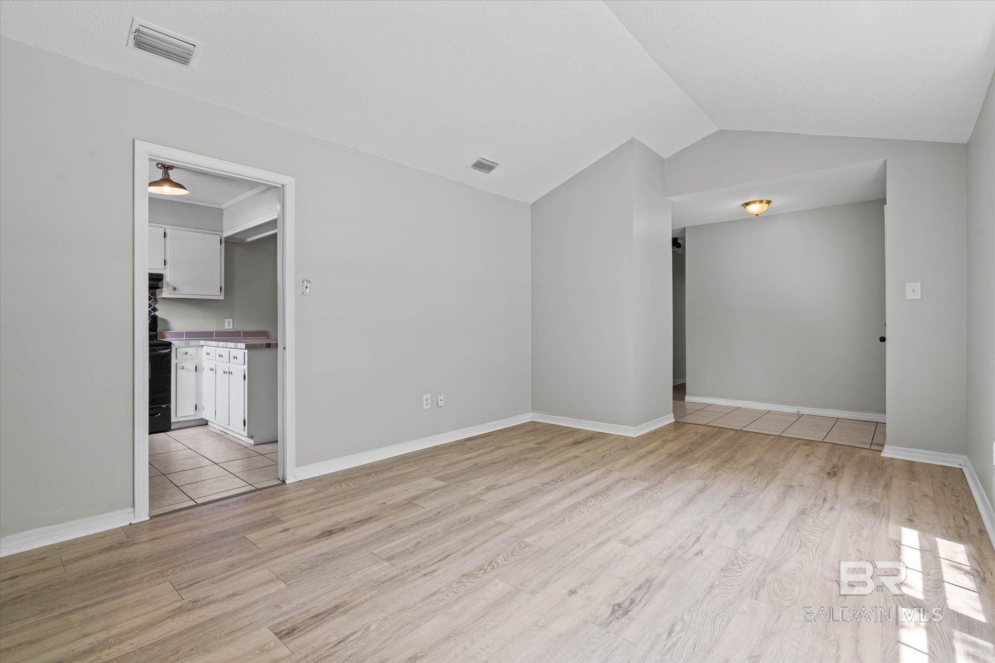https://zimg.paragon.ice.com/ParagonImages/Property/PG/BCAR/398452/2/0/0/4e5383b0f860790901565d900d3e95fe/7/4be52e1beae64d4479c01eda01ab9963/398452-9232d933-836c-41f0-acc0-9f0e537eefd0.JPG