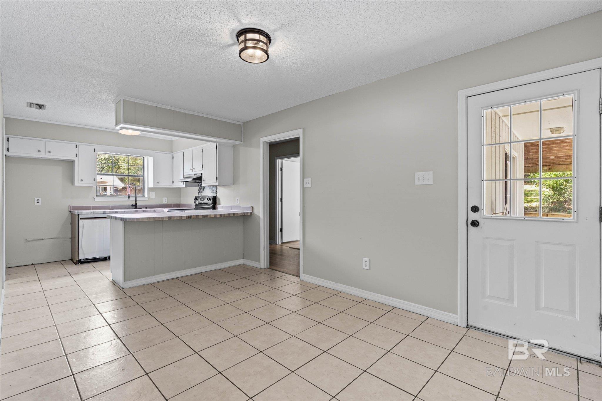 https://zimg.paragon.ice.com/ParagonImages/Property/PG/BCAR/398452/3/0/0/7e30ab2de5bbc25b8f724b11cda90378/7/4be52e1beae64d4479c01eda01ab9963/398452-2d26cb27-3774-4f64-aacd-06ad5c761064.JPG