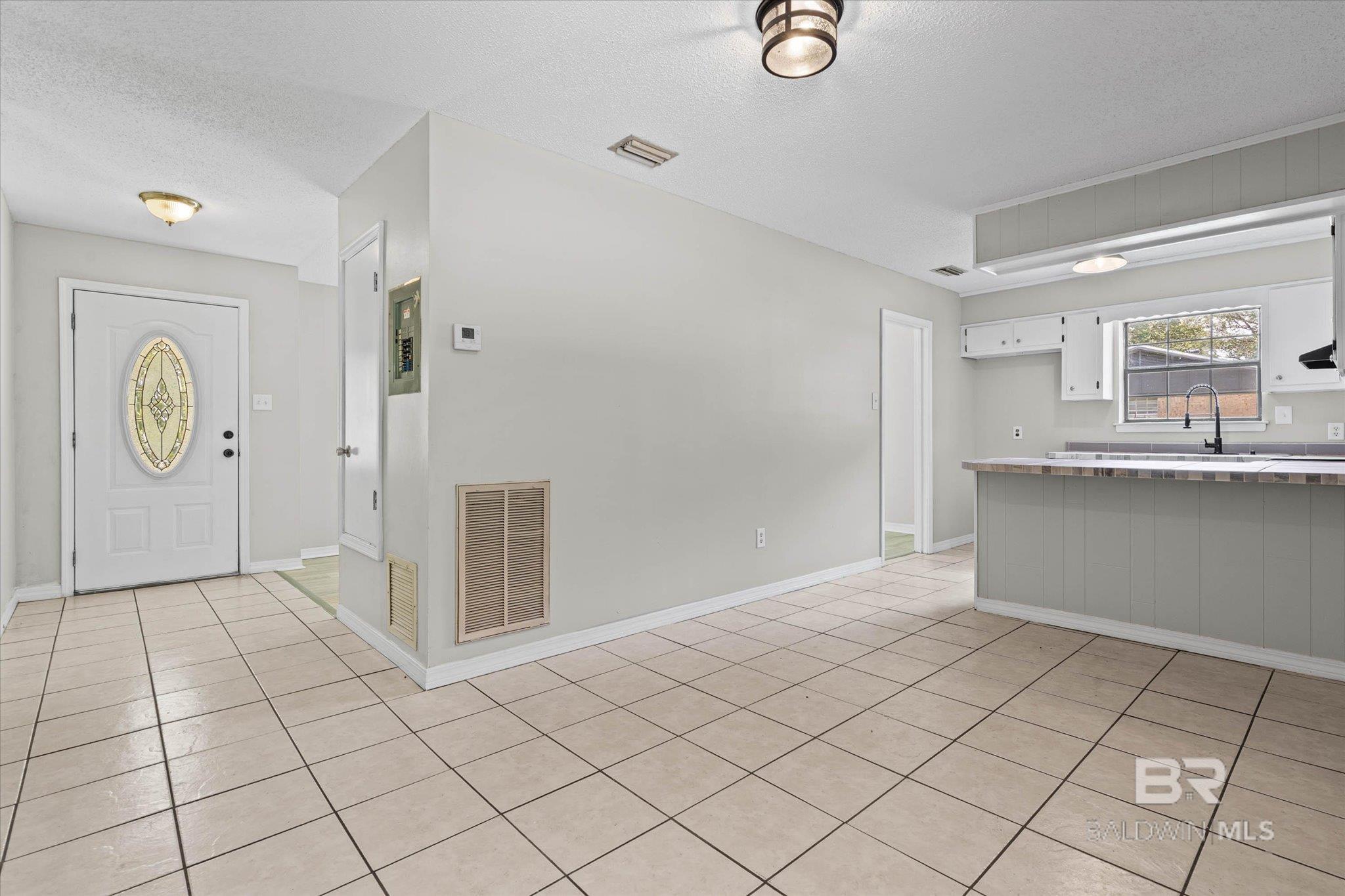 https://zimg.paragon.ice.com/ParagonImages/Property/PG/BCAR/398452/5/0/0/95a30a72b7b8d62a60585796a1360a01/7/4be52e1beae64d4479c01eda01ab9963/398452-6e66edc8-c84b-4de9-8b49-2f9f79c41938.JPG