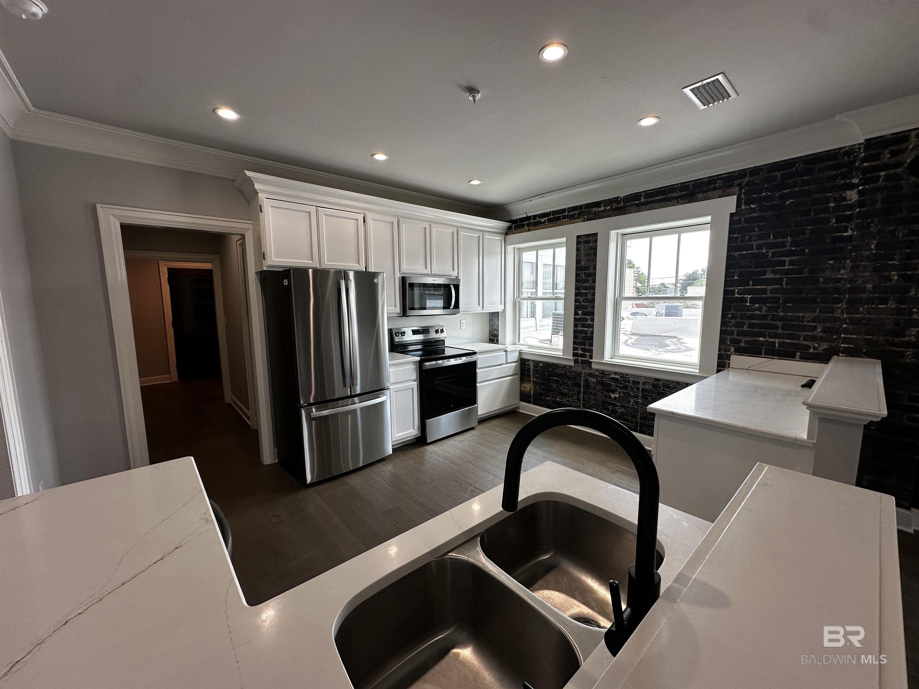 https://zimg.paragon.ice.com/ParagonImages/Property/PG/BCAR/398514/2/0/0/6044047ab69bcb5ec50facb43497e507/7/d31c4dff414cbafd78957e716c2eebf1/398514-a82f511f-b148-4bdc-b7d5-37c1314476c3.JPG