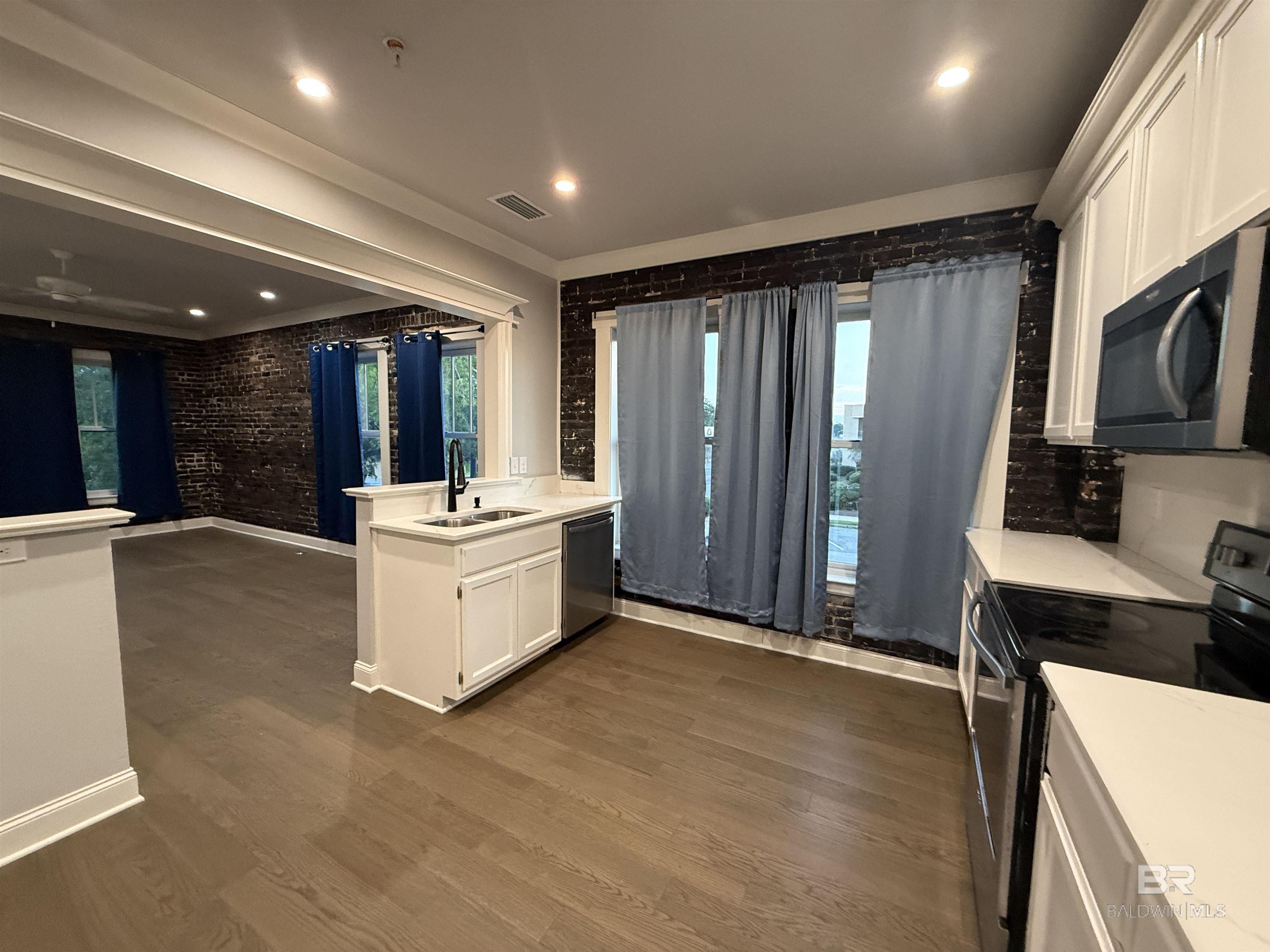 https://zimg.paragon.ice.com/ParagonImages/Property/PG/BCAR/398517/2/0/0/17dd086f2ea501a9972459bab09f4b6b/7/e49d21c2c103210a4e172100be3e5012/398517-38aefd7a-63b9-4746-9172-2173f5e73e88.JPG