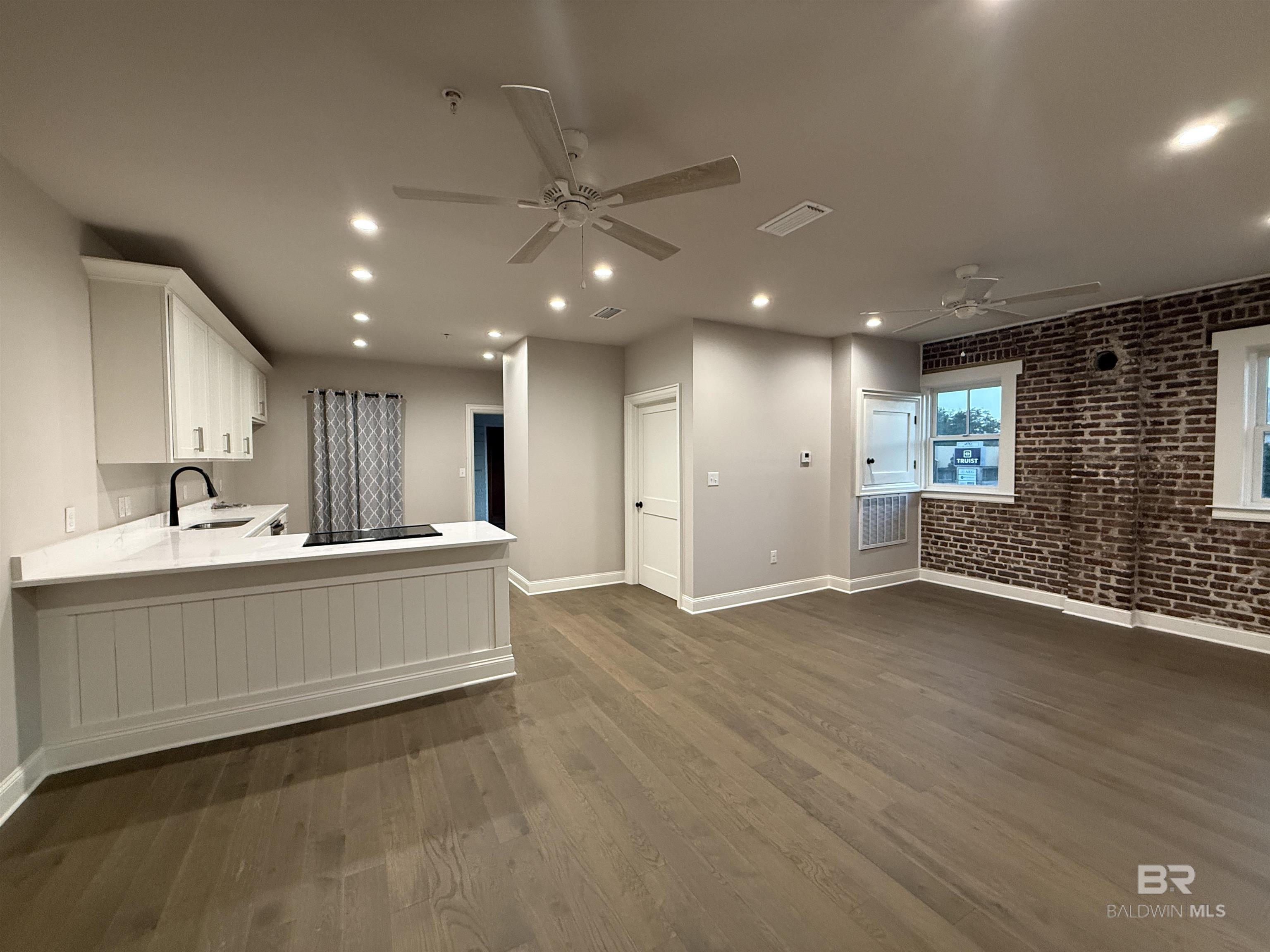 https://zimg.paragon.ice.com/ParagonImages/Property/PG/BCAR/398519/4/0/0/d41e594bf5c5c940f59a0b70108e99a9/7/9721b3dad441632f613f76b2c26317a4/398519-322512d0-d418-4db7-9b60-3b8eb4a9932d.JPG