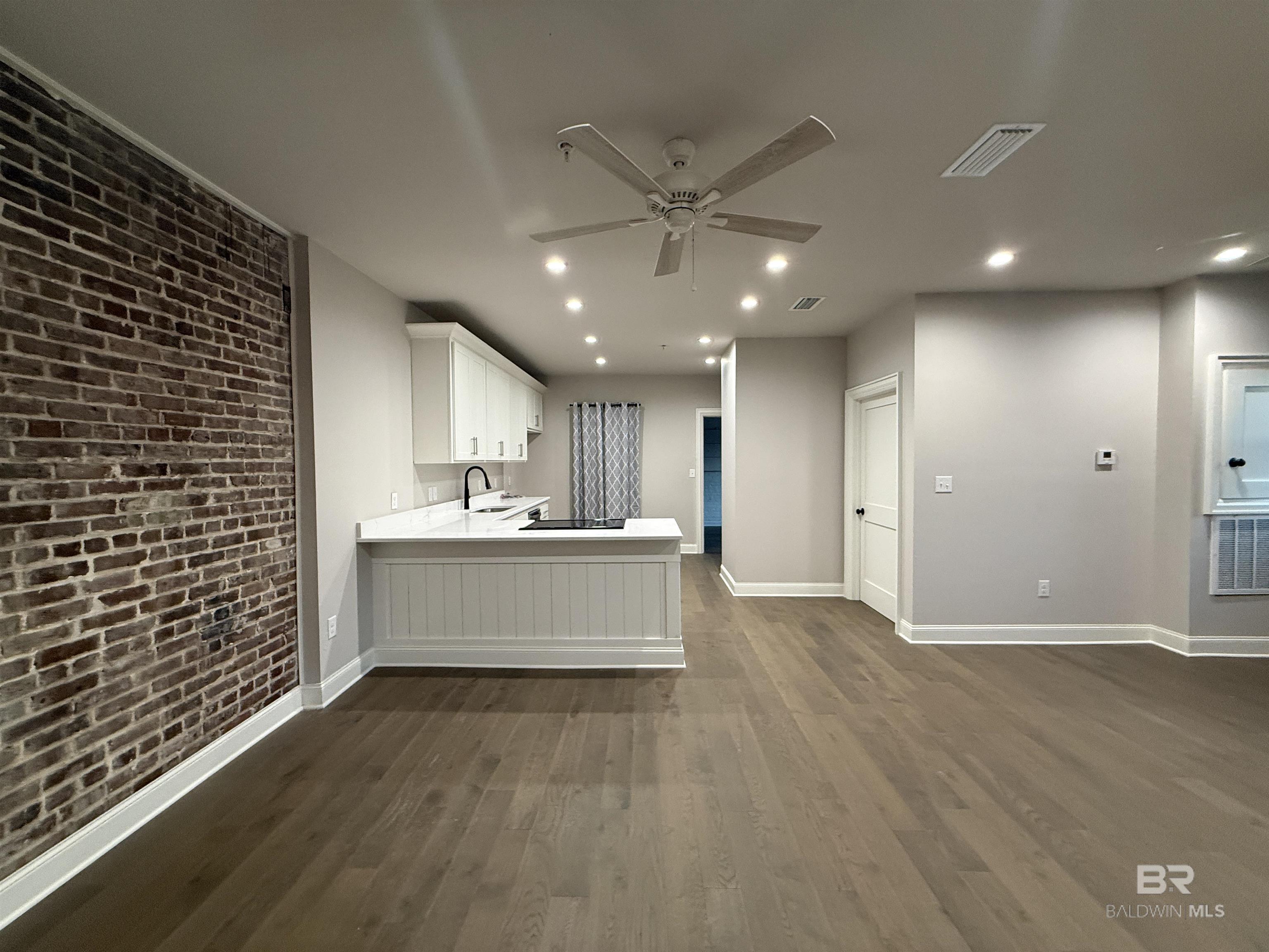 https://zimg.paragon.ice.com/ParagonImages/Property/PG/BCAR/398519/6/0/0/14aa196afb15a8a52e8cb5714b8c2545/7/9721b3dad441632f613f76b2c26317a4/398519-27e36a94-423f-491d-88a7-33b8c082c246.JPG