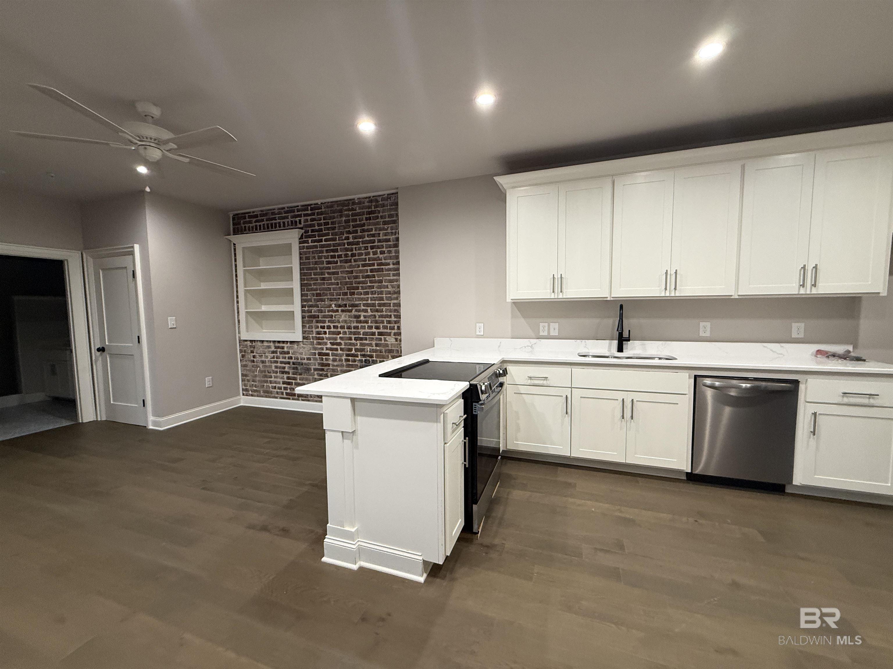 https://zimg.paragon.ice.com/ParagonImages/Property/PG/BCAR/398519/7/0/0/389966431bd36c8199bbe6e715fac020/7/9721b3dad441632f613f76b2c26317a4/398519-be996622-8a8a-46ef-9378-e2484544a595.JPG