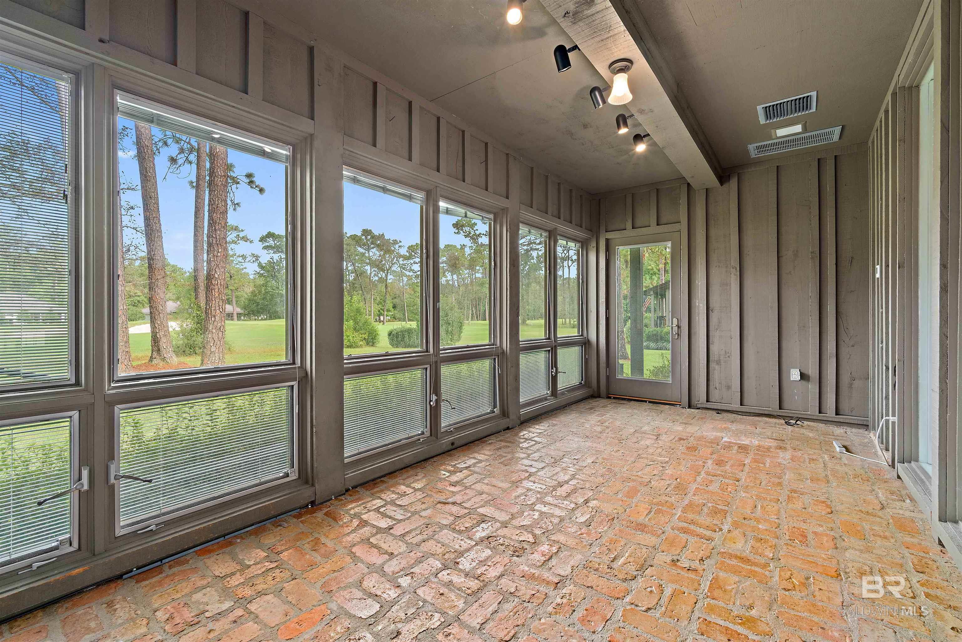 https://zimg.paragon.ice.com/ParagonImages/Property/PG/BCAR/398560/3/0/0/034735583f8c7d3f2ea780a83d848241/7/6211268c9a7b53042c063490a2730618/398560-cea5a287-1c36-4093-9a7a-4edcff191781.JPG