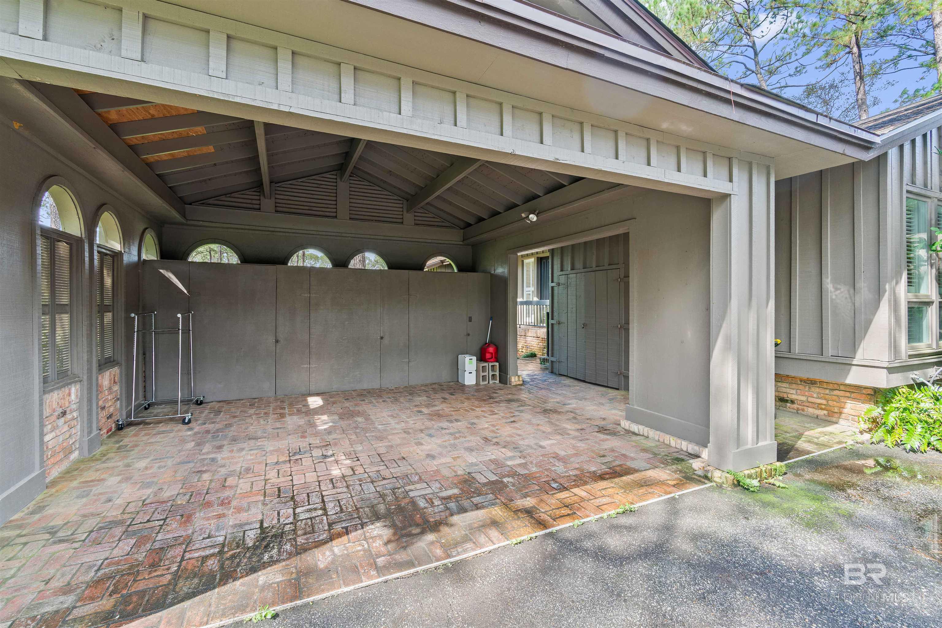 https://zimg.paragon.ice.com/ParagonImages/Property/PG/BCAR/398560/8/0/0/1c80a2c8f1c80c4a8da0b90c825e6c61/7/6211268c9a7b53042c063490a2730618/398560-de780a09-1553-42fa-9607-9601f64f4e3a.JPG