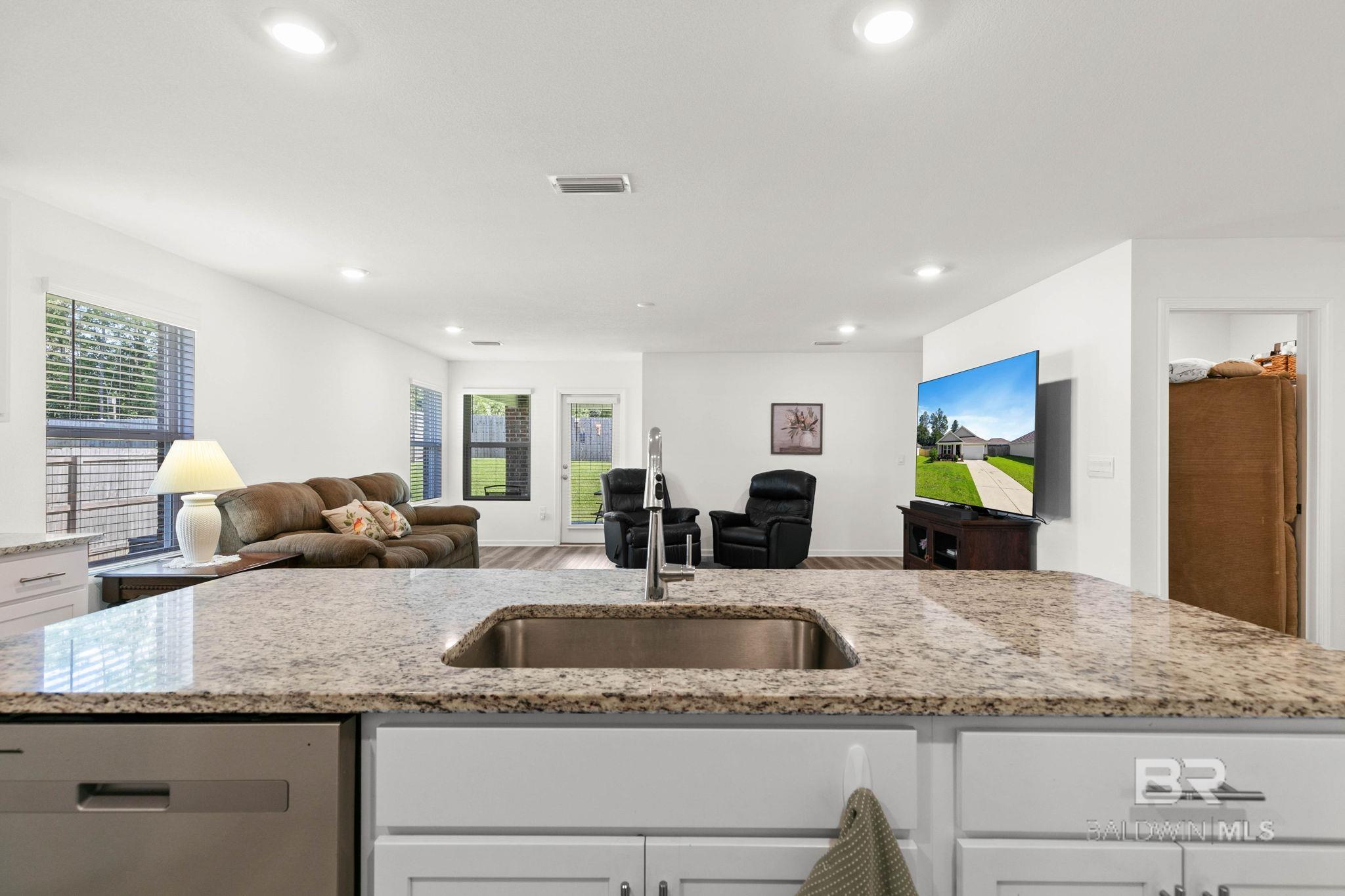 https://zimg.paragon.ice.com/ParagonImages/Property/PG/BCAR/398562/12/0/0/6a7ff92304c52e337a8aa89036be027a/7/419b98e72c1d511cb9680f175715b77f/398562-b272cb98-d321-467f-acde-a20b9fa6de07.JPG