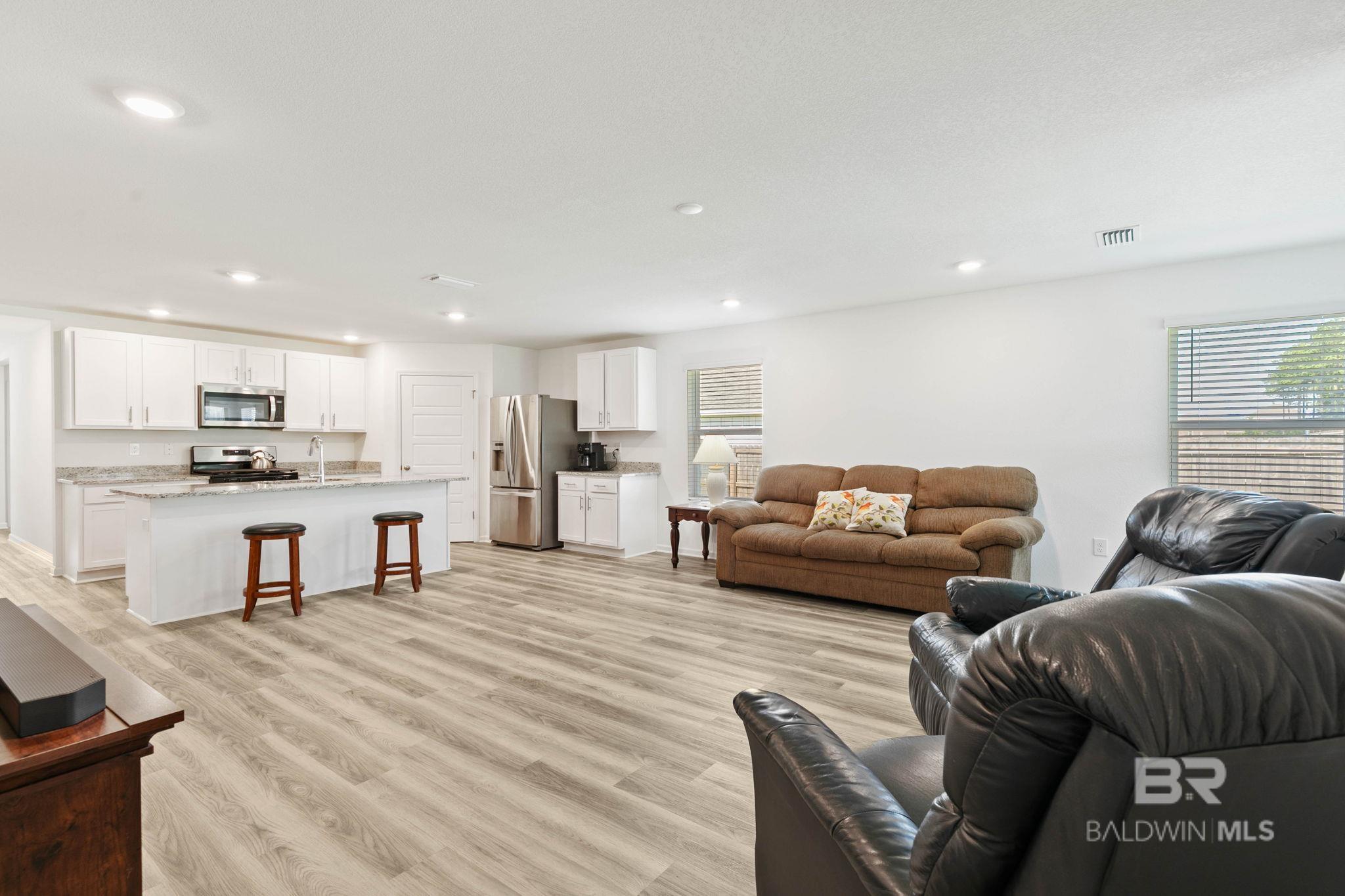 https://zimg.paragon.ice.com/ParagonImages/Property/PG/BCAR/398562/3/0/0/5038e80892ed004a91143e6e131d09fd/7/419b98e72c1d511cb9680f175715b77f/398562-64cddb70-f8d5-4bac-a0d9-bc1766b61e92.JPG