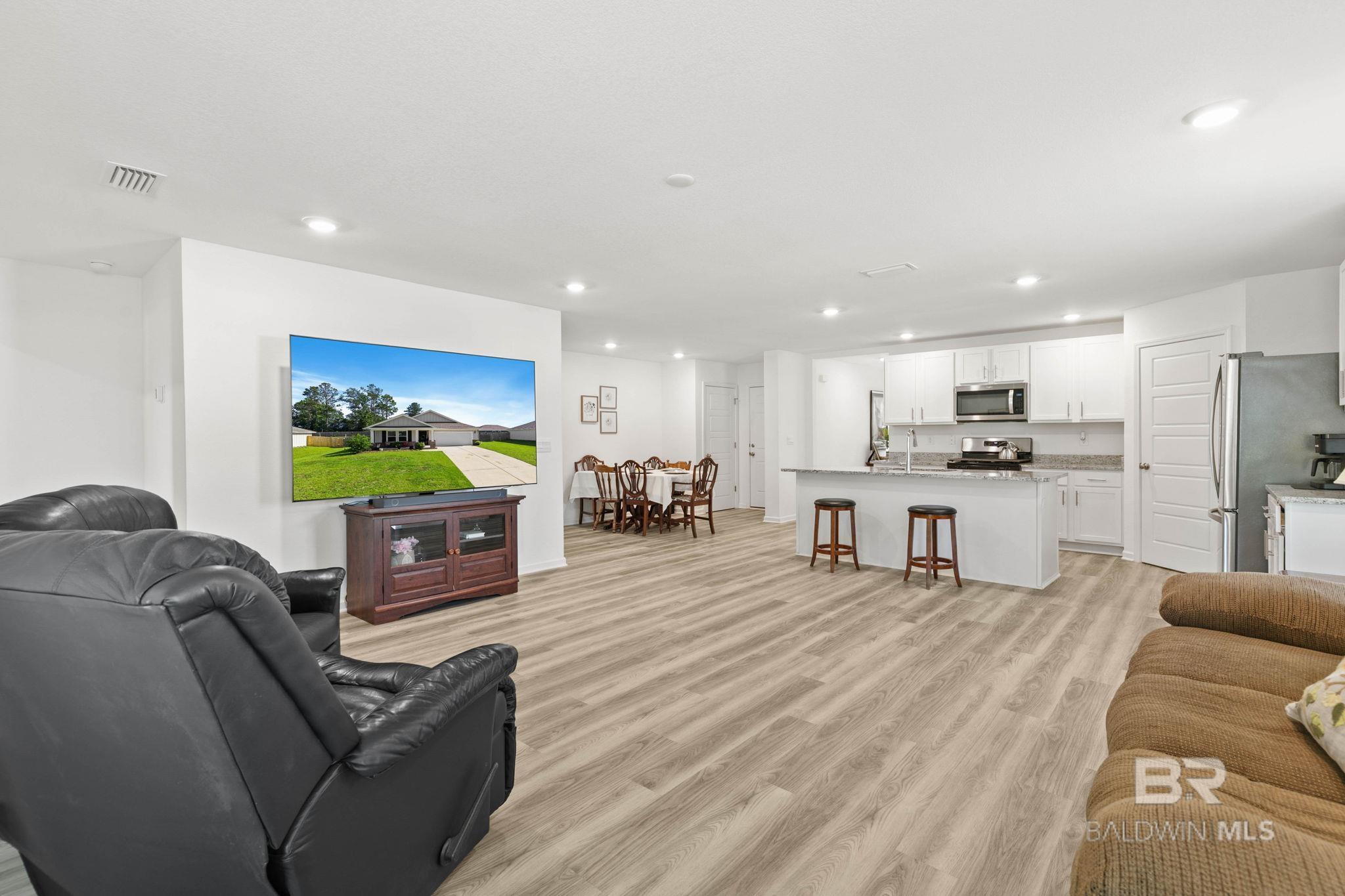 https://zimg.paragon.ice.com/ParagonImages/Property/PG/BCAR/398562/4/0/0/684fa1586355a6039ac1cd46cec7adf4/7/419b98e72c1d511cb9680f175715b77f/398562-42d38a5b-6639-472c-b67d-37a3e3c01af1.JPG