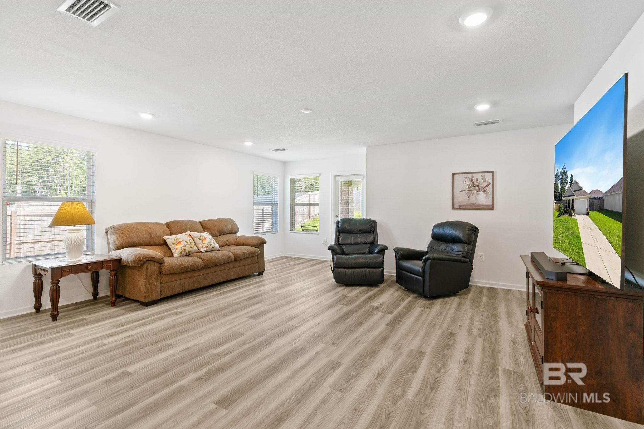 https://zimg.paragon.ice.com/ParagonImages/Property/PG/BCAR/398562/5/0/0/cddeda7f2ac65ba540da7e428b70b9ef/7/419b98e72c1d511cb9680f175715b77f/398562-ee8ac979-18dd-42c4-9ef2-edace8d35ac8.JPG