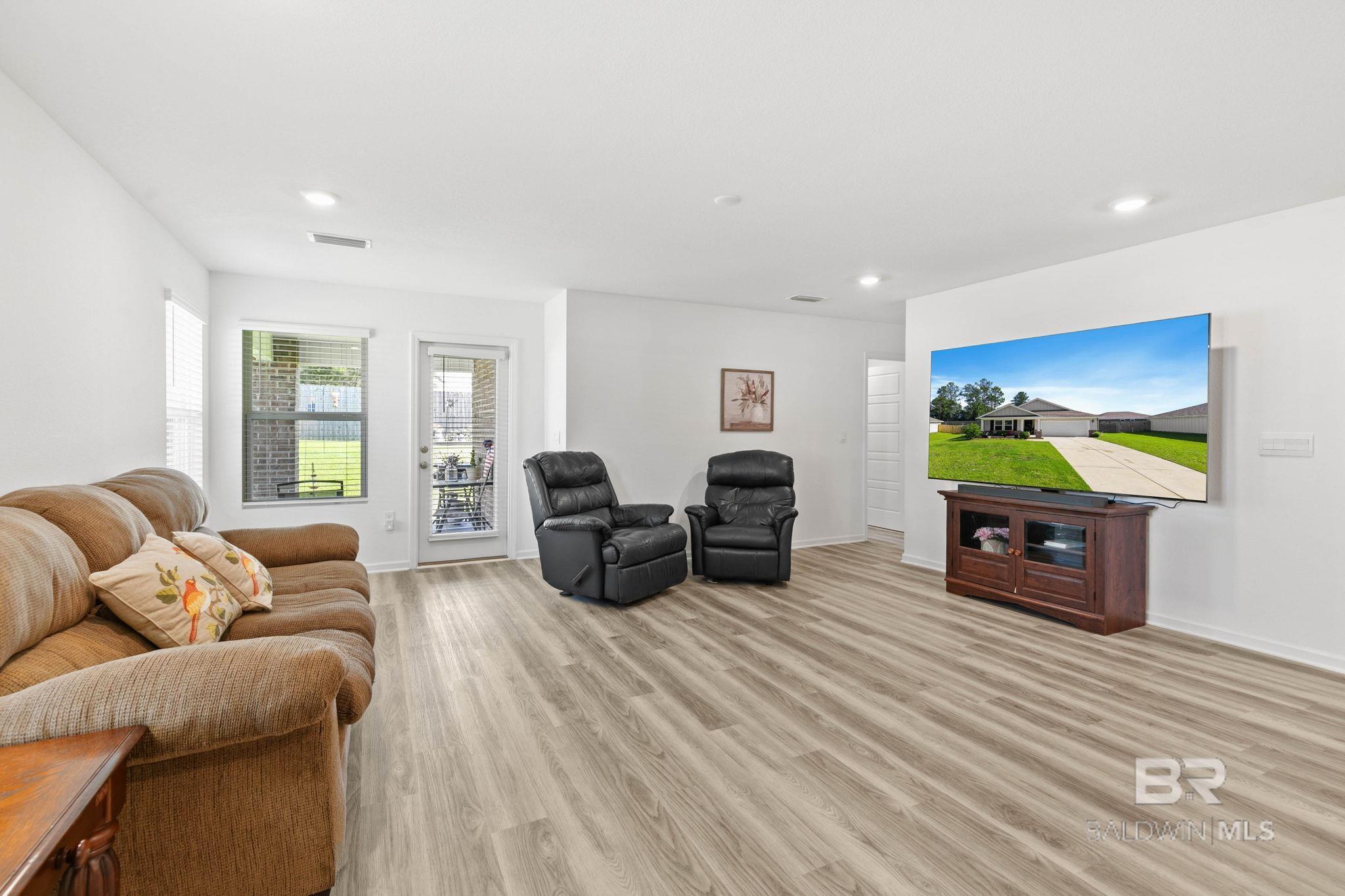 https://zimg.paragon.ice.com/ParagonImages/Property/PG/BCAR/398562/6/0/0/891c25ed2c937bb7b0114dc1a8a25d1d/7/419b98e72c1d511cb9680f175715b77f/398562-678ec528-16ca-4f86-9830-96018e22e142.JPG