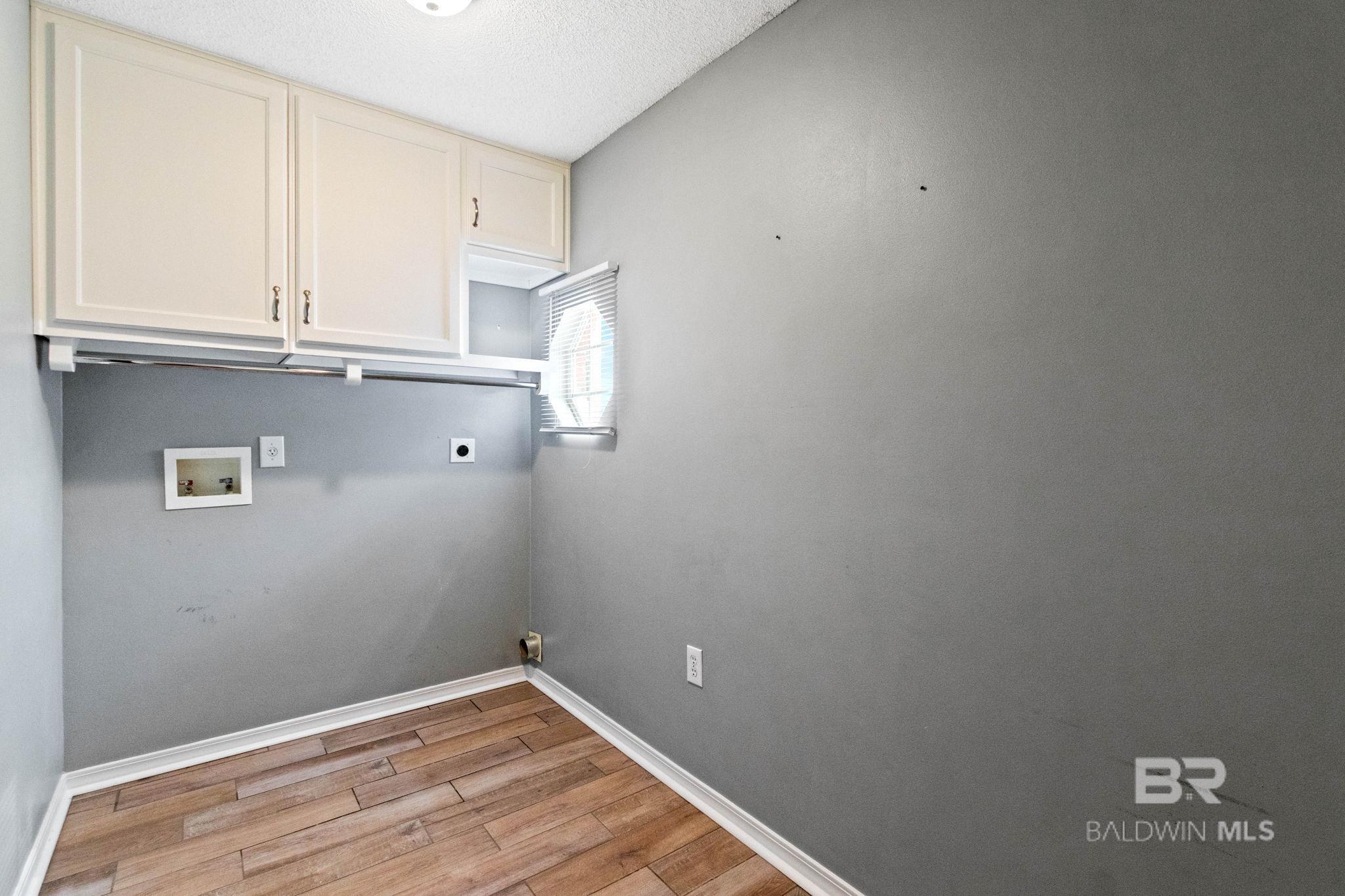 https://zimg.paragon.ice.com/ParagonImages/Property/PG/BCAR/398593/33/0/0/d27132af836b01794ecd2be0cfbf3a62/7/e341a65f5d20fb3d6aa9e2818a6beee8/398593-38b67683-acaa-4735-9a10-f8f43e277fe4.JPG