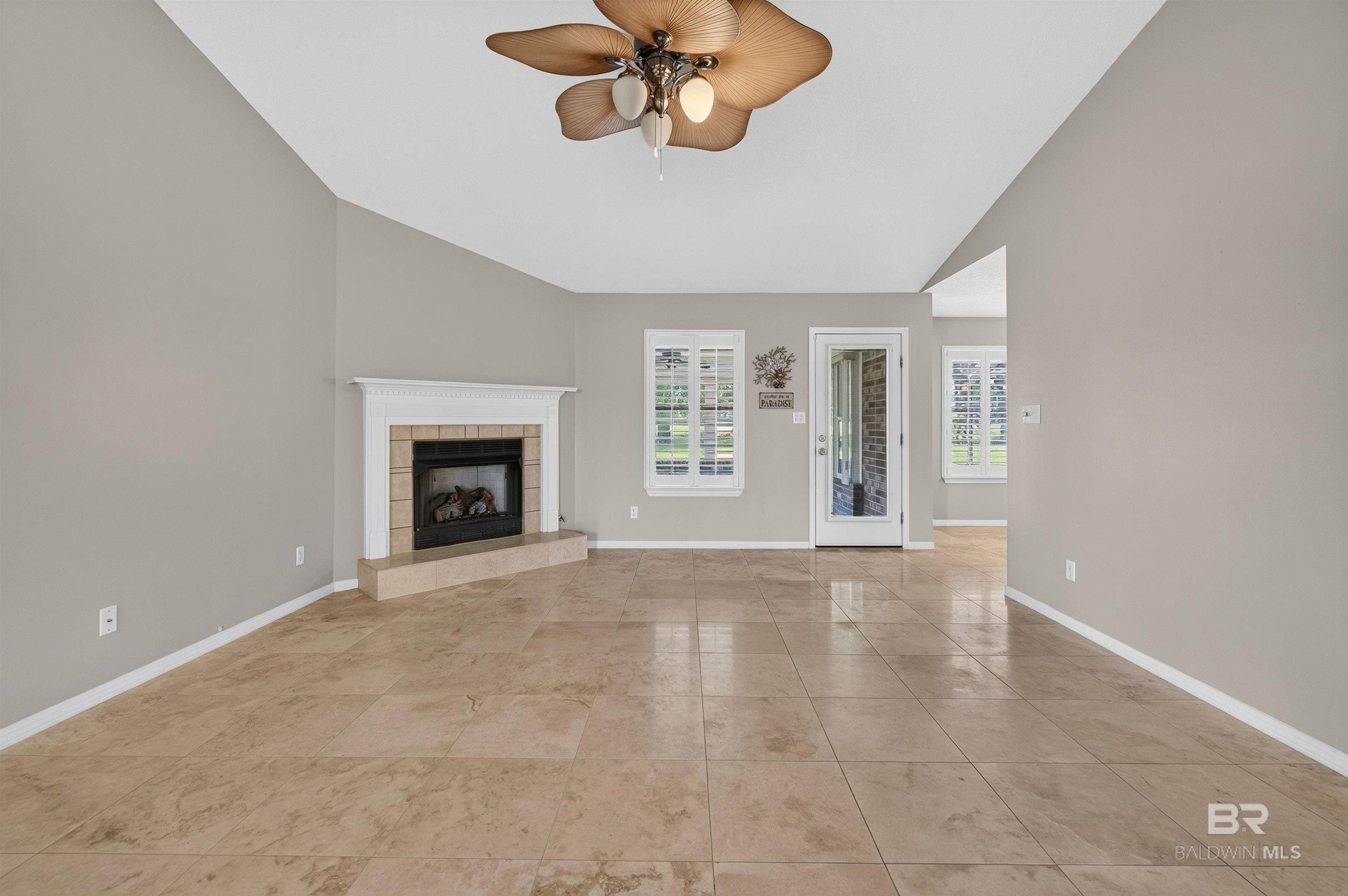 https://zimg.paragon.ice.com/ParagonImages/Property/PG/BCAR/398637/32/0/0/50654c82b103cf86ff3665be7037cca1/7/8f914319bbe7b1aff9b6b4c1be637a6e/398637-00cb5cba-7f44-4cfa-b57b-e50889e5d691.JPG