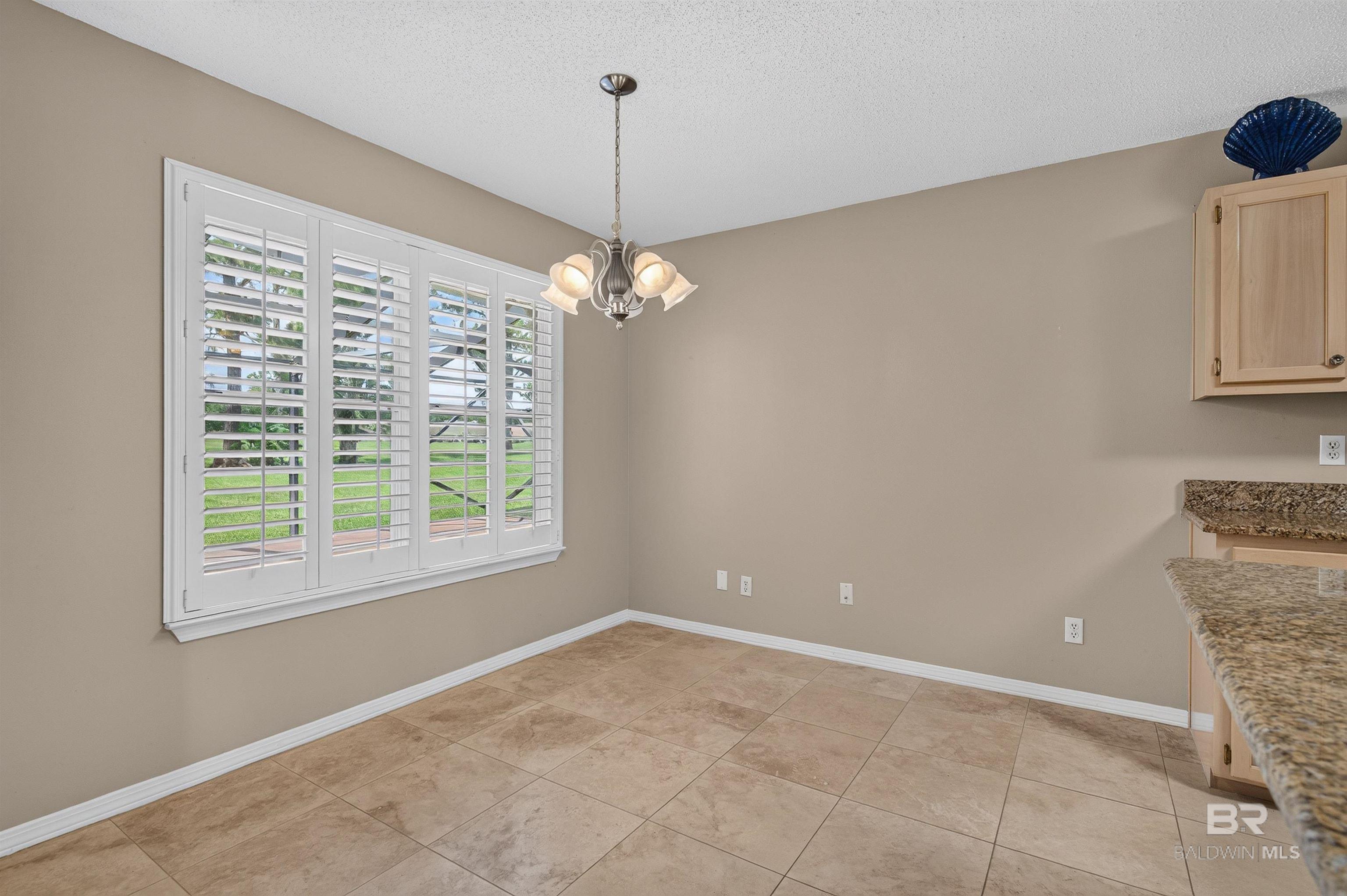https://zimg.paragon.ice.com/ParagonImages/Property/PG/BCAR/398637/37/0/0/55a19bb32659611269700d27d6468813/7/8f914319bbe7b1aff9b6b4c1be637a6e/398637-1b8ea56c-cdb7-49b9-83d4-a3eb2a9e5887.JPG