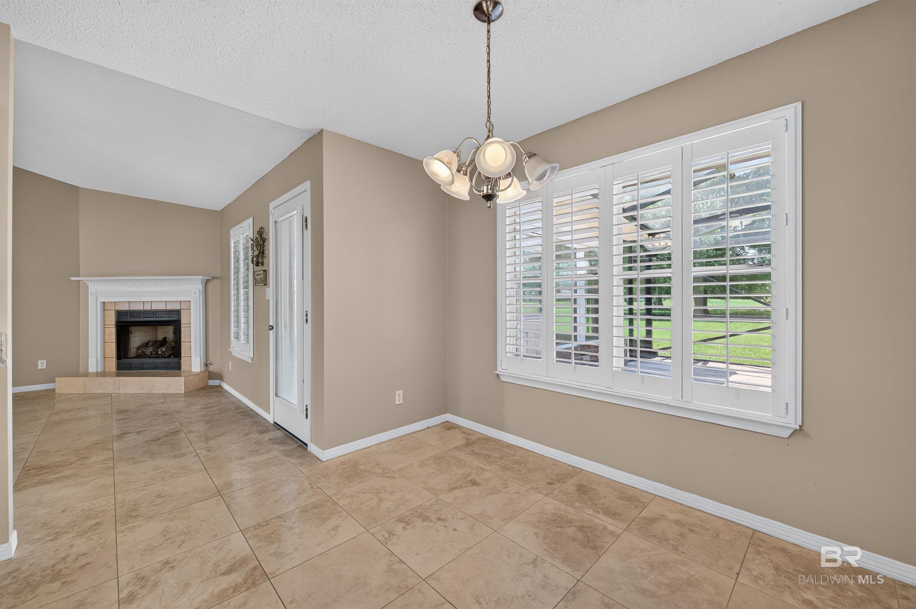 https://zimg.paragon.ice.com/ParagonImages/Property/PG/BCAR/398637/39/0/0/d0736259f44b9841aa32c951b6373e13/7/8f914319bbe7b1aff9b6b4c1be637a6e/398637-15a84332-abb4-45bd-9078-4d3348894fe0.JPG