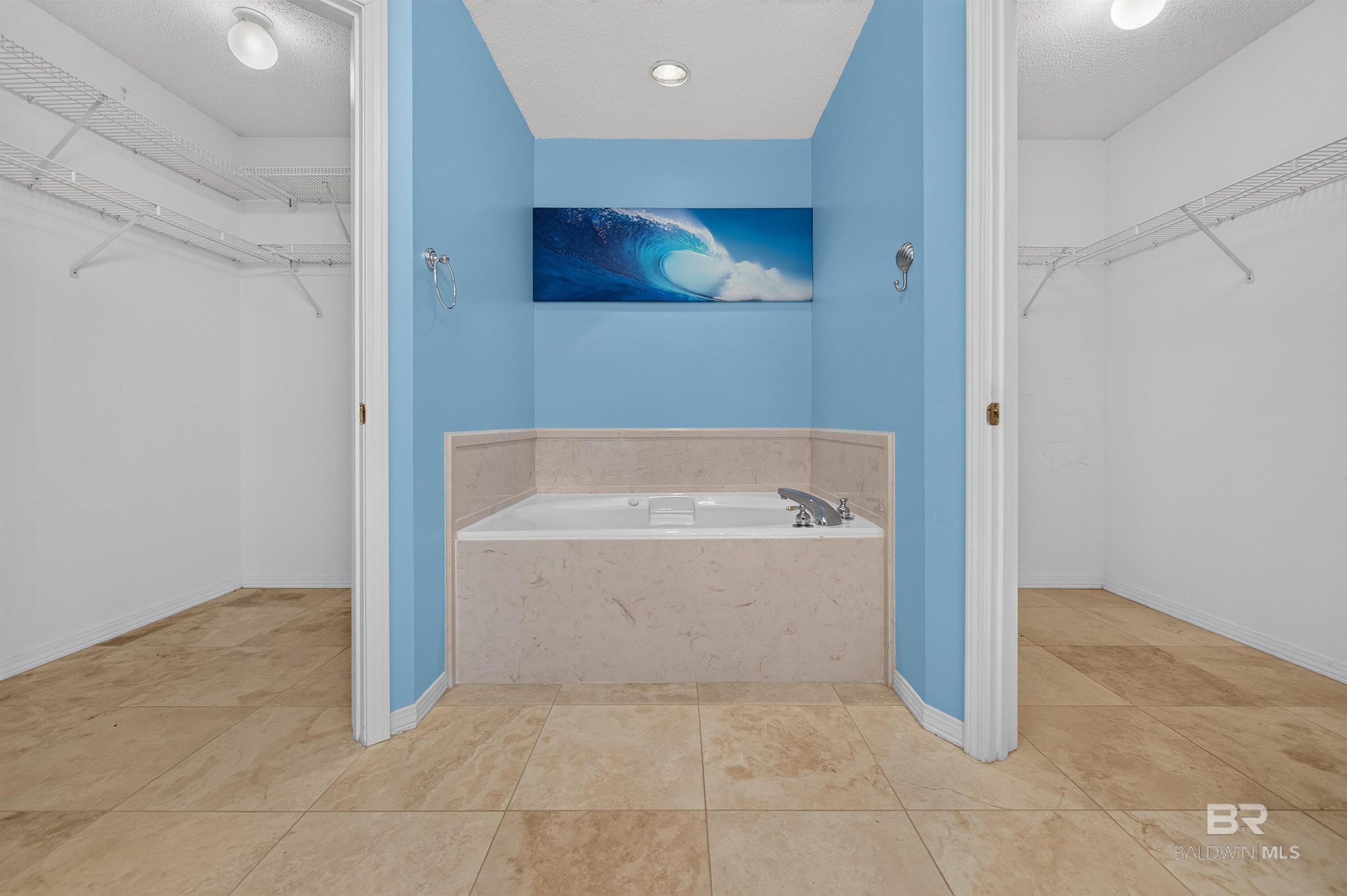 https://zimg.paragon.ice.com/ParagonImages/Property/PG/BCAR/398637/56/0/0/59efe565e6f2425711bdfb4ee75878e4/7/8f914319bbe7b1aff9b6b4c1be637a6e/398637-390af787-f9fa-4809-9c29-078bbbd683c4.JPG