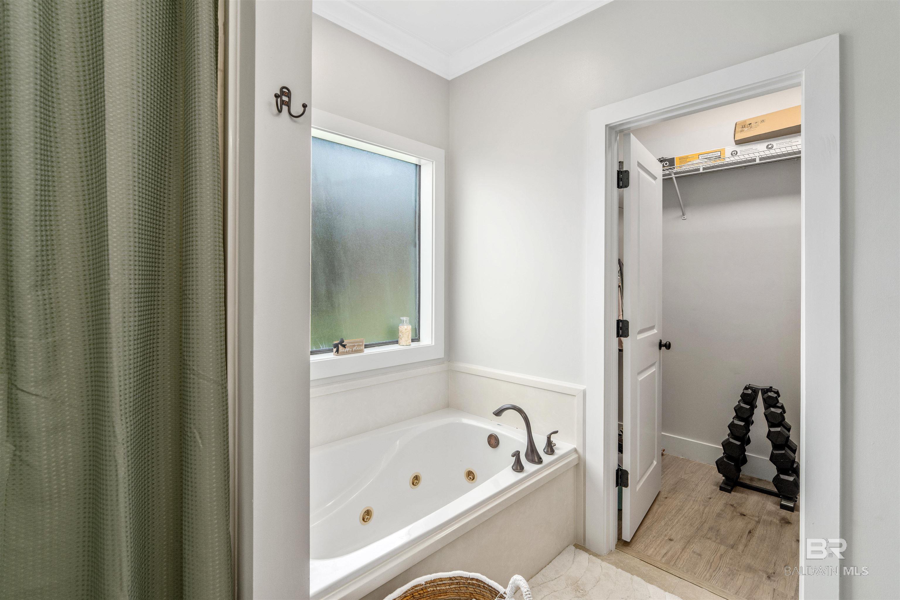 https://zimg.paragon.ice.com/ParagonImages/Property/PG/BCAR/398666/16/0/0/97d8a022ca71ca6173bed5e8f6b037e8/7/8f4cec3f3325dd74d501656deb546c92/398666-797aa69e-ac98-4483-ad9d-c42c1672dd5d.JPG