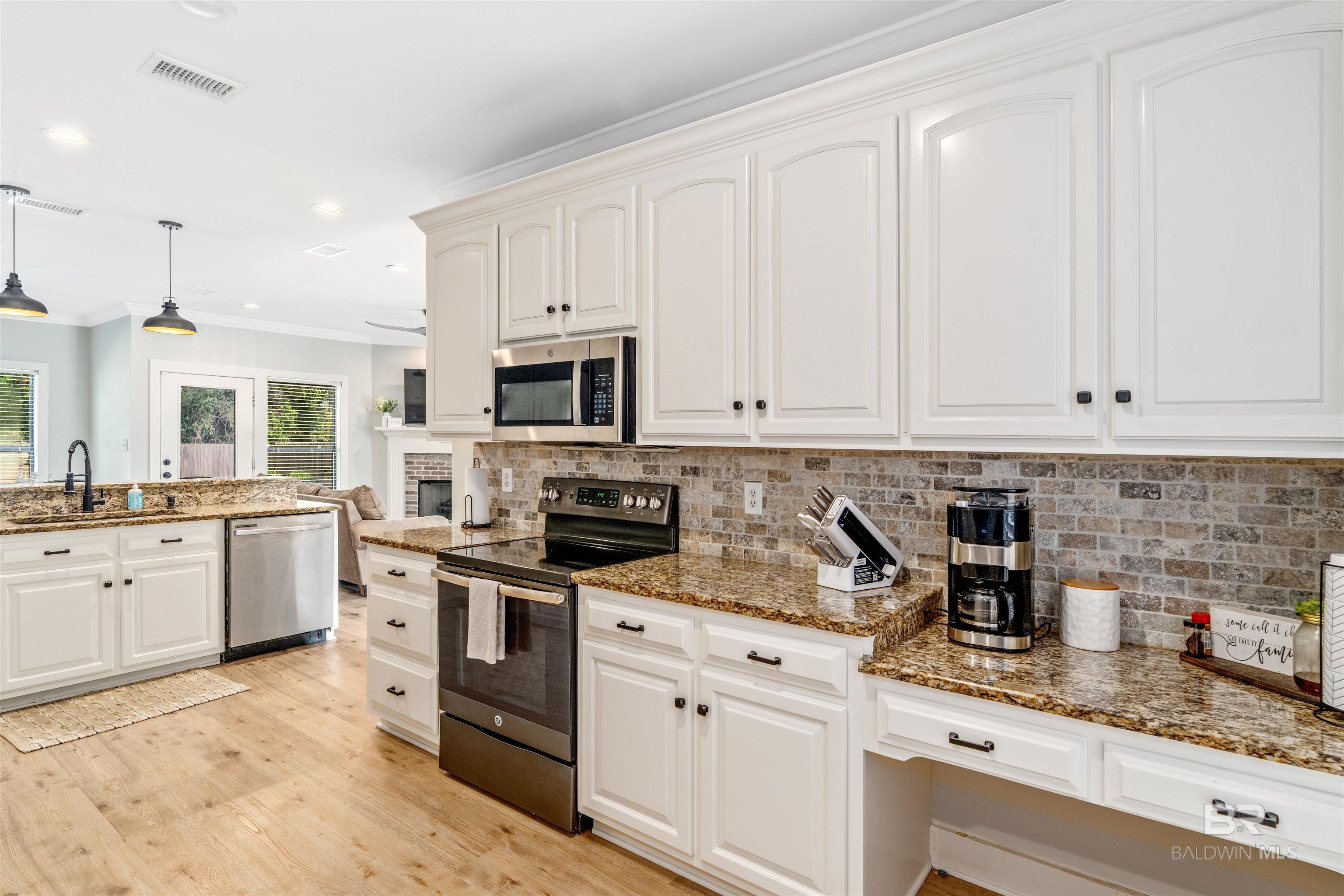 https://zimg.paragon.ice.com/ParagonImages/Property/PG/BCAR/398666/8/0/0/860b1dcb76a06e699f582480094364bc/7/8f4cec3f3325dd74d501656deb546c92/398666-f566f9c3-7bb2-4d14-abd7-9c10281333bb.JPG