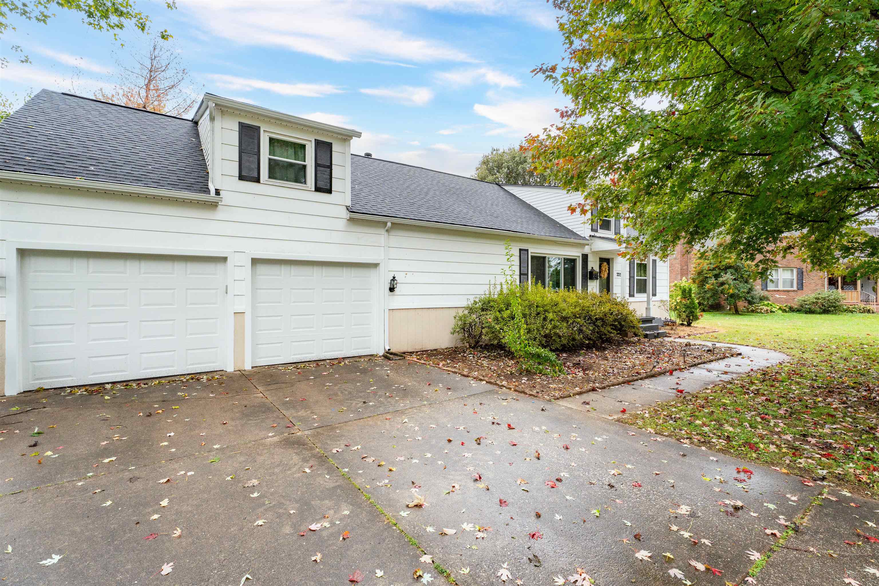 2252 York St S, Owensboro, Kentucky 42301, 4 Bedrooms Bedrooms, ,3 BathroomsBathrooms,Single Family Residence,For Sale,2252 York St S,93413