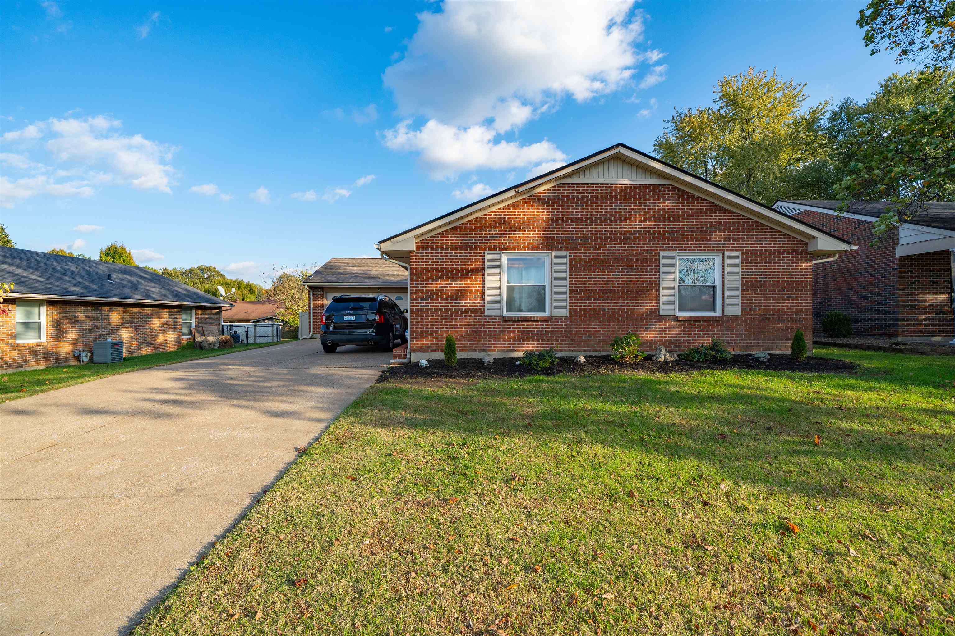 2300 Southeastern Parkway, Owensboro, Kentucky 42303, 3 Bedrooms Bedrooms, ,2 BathroomsBathrooms,Single Family Residence,For Sale,Southeastern Parkway,93440