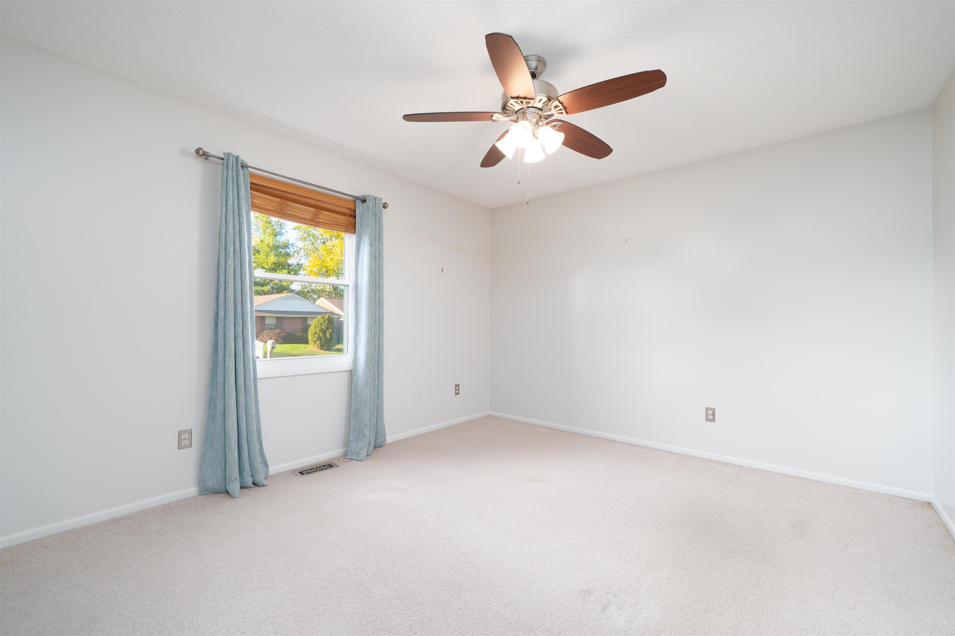 2300 Southeastern Parkway, Owensboro, Kentucky 42303, 3 Bedrooms Bedrooms, ,2 BathroomsBathrooms,Single Family Residence,For Sale,Southeastern Parkway,93440