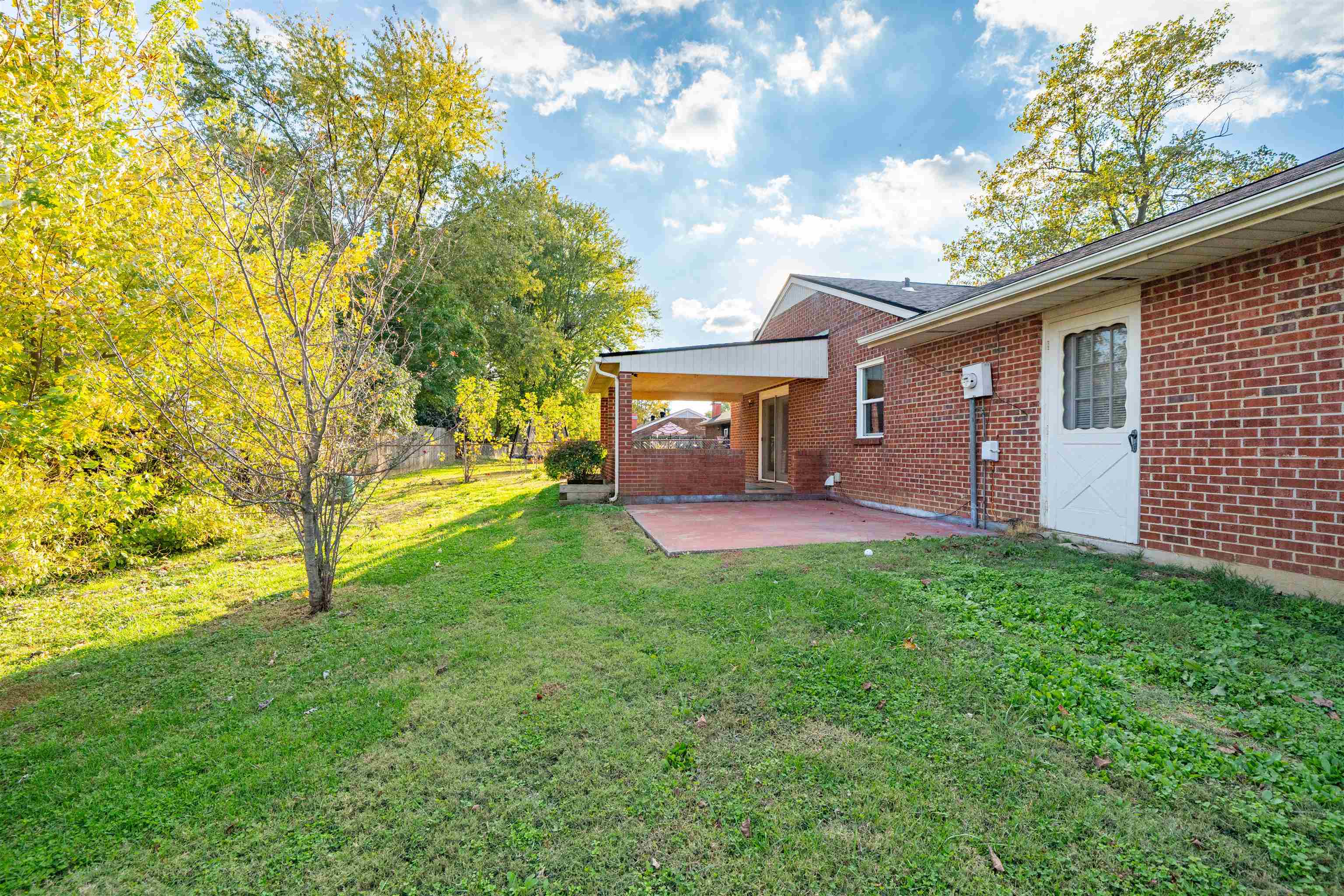 2300 Southeastern Parkway, Owensboro, Kentucky 42303, 3 Bedrooms Bedrooms, ,2 BathroomsBathrooms,Single Family Residence,For Sale,Southeastern Parkway,93440