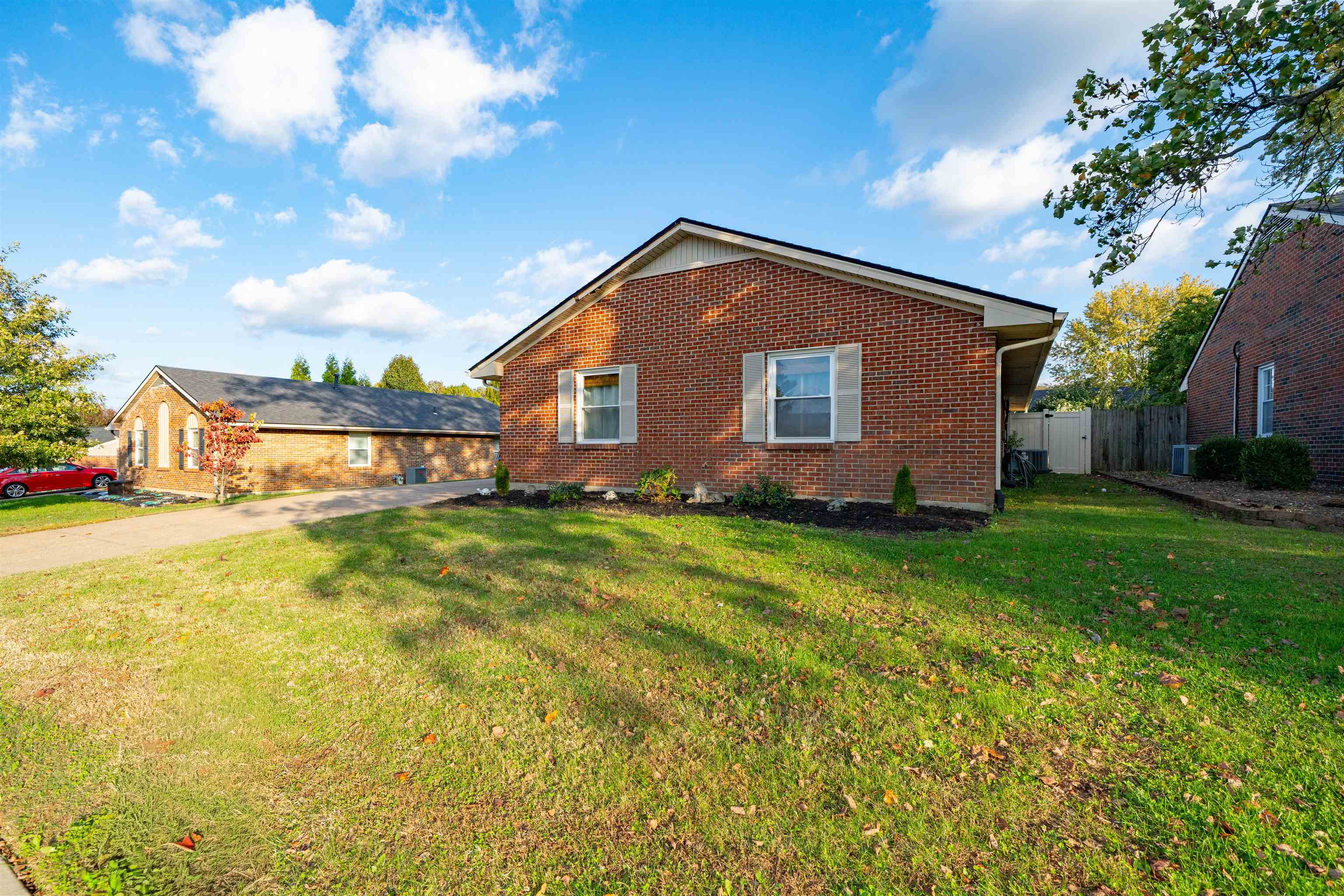 2300 Southeastern Parkway, Owensboro, Kentucky 42303, 3 Bedrooms Bedrooms, ,2 BathroomsBathrooms,Single Family Residence,For Sale,Southeastern Parkway,93440