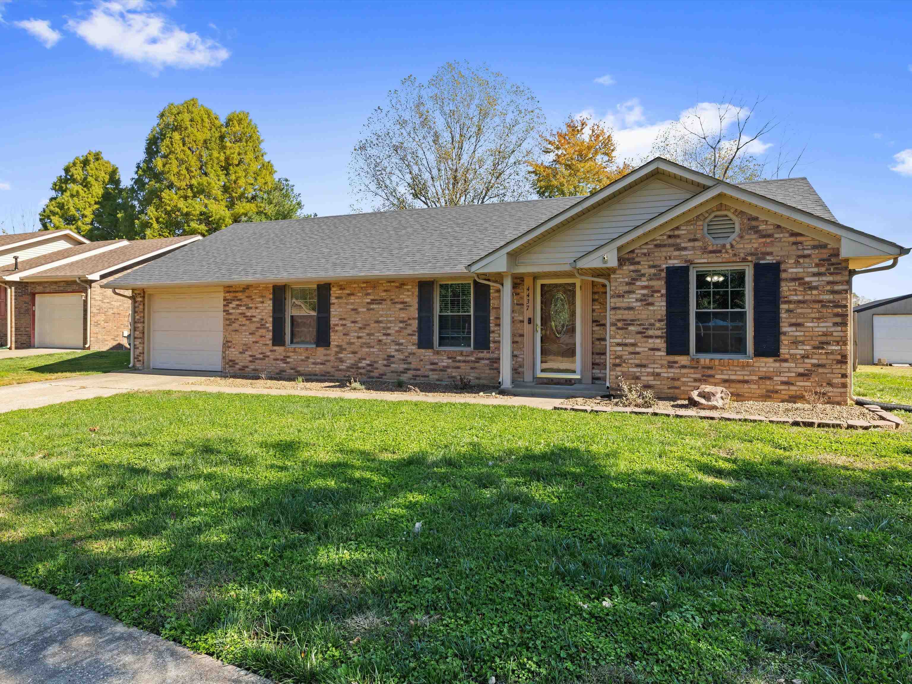 4437 Hunters Trace, Owensboro, Kentucky 42303, 3 Bedrooms Bedrooms, ,2 BathroomsBathrooms,Single Family Residence,For Sale,Hunters Trace,93455