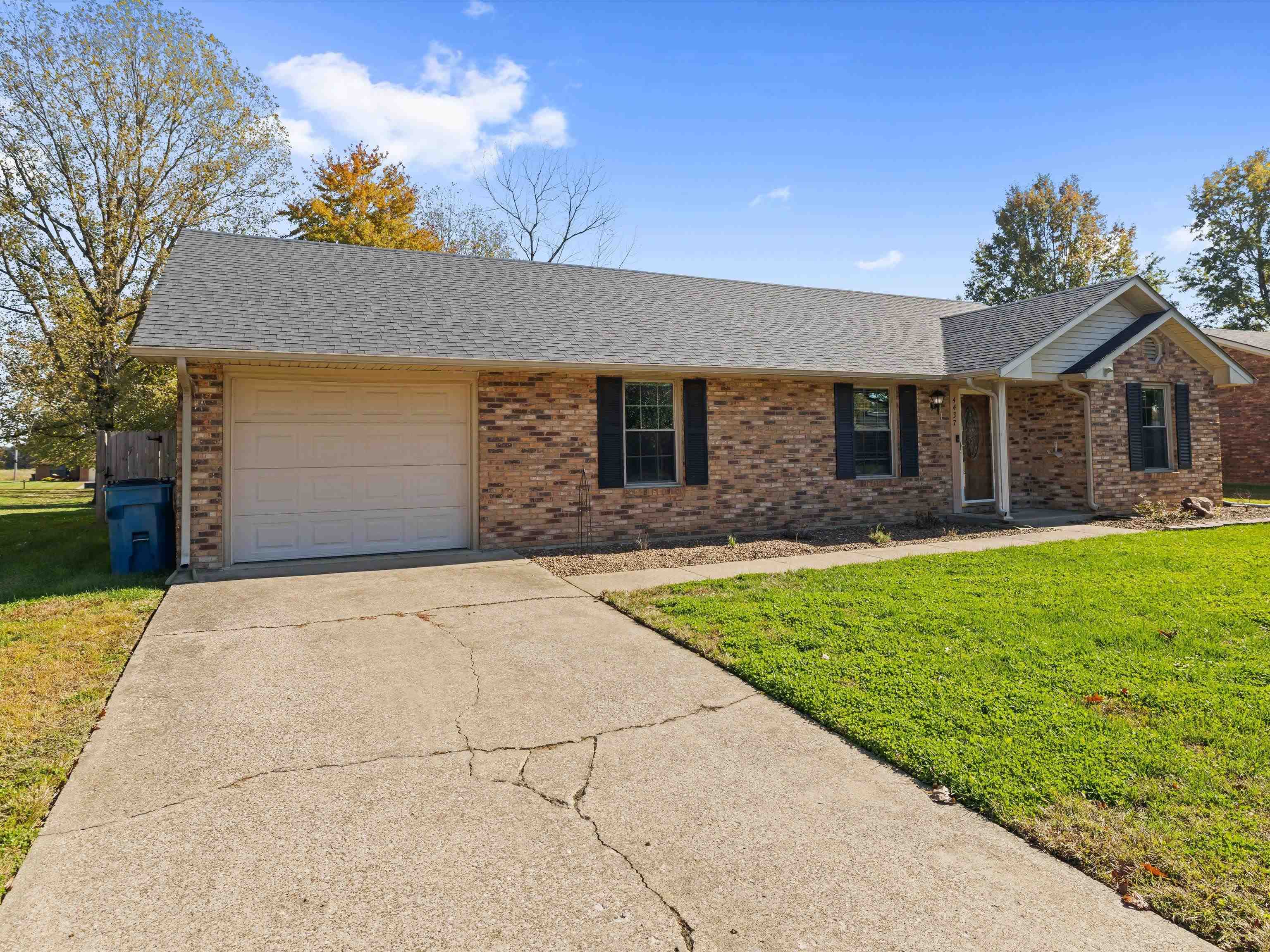 4437 Hunters Trace, Owensboro, Kentucky 42303, 3 Bedrooms Bedrooms, ,2 BathroomsBathrooms,Single Family Residence,For Sale,Hunters Trace,93455