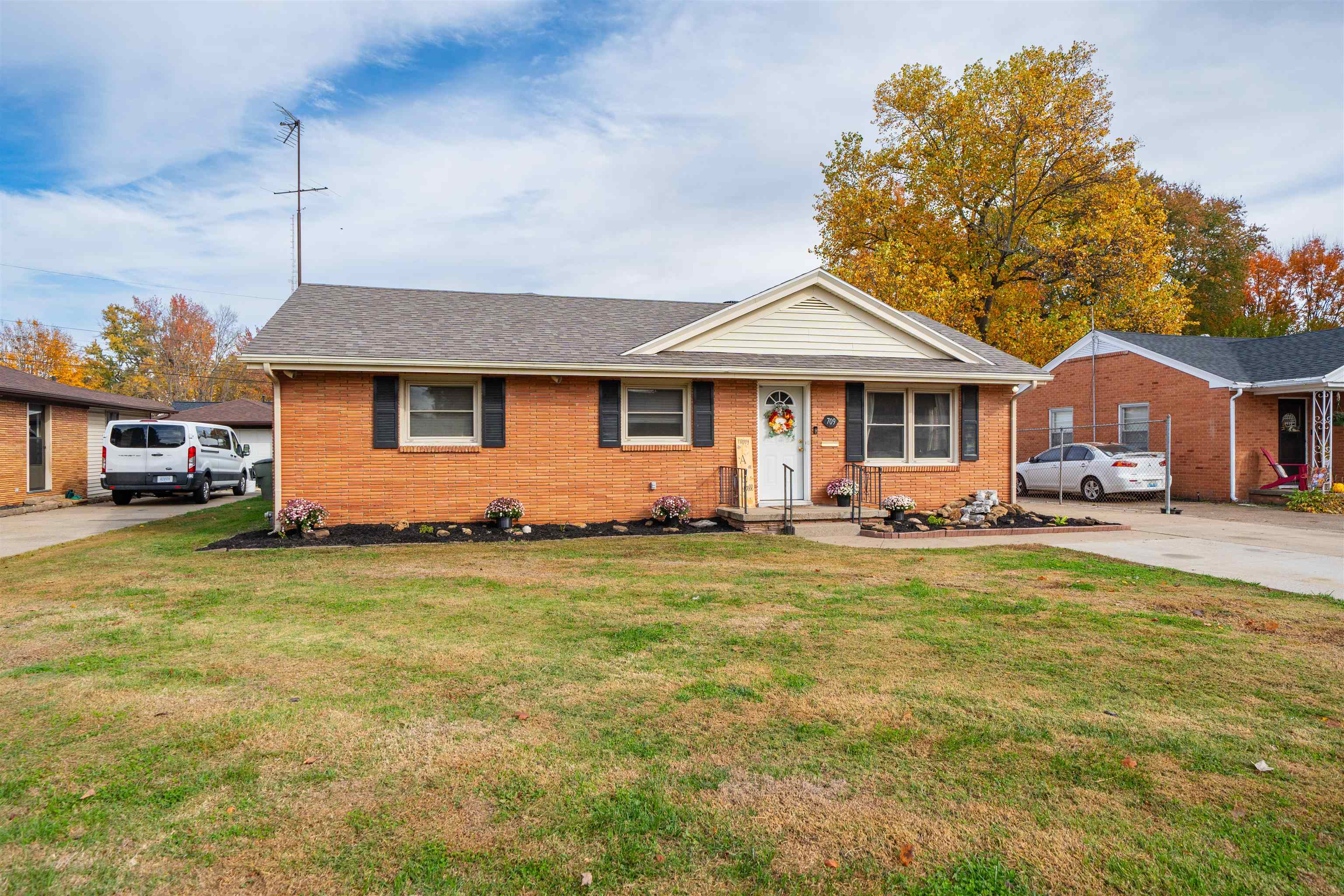 709 Lafayette Drive, Owensboro, Kentucky 42303, 4 Bedrooms Bedrooms, ,2 BathroomsBathrooms,Single Family Residence,For Sale,Lafayette Drive,93511