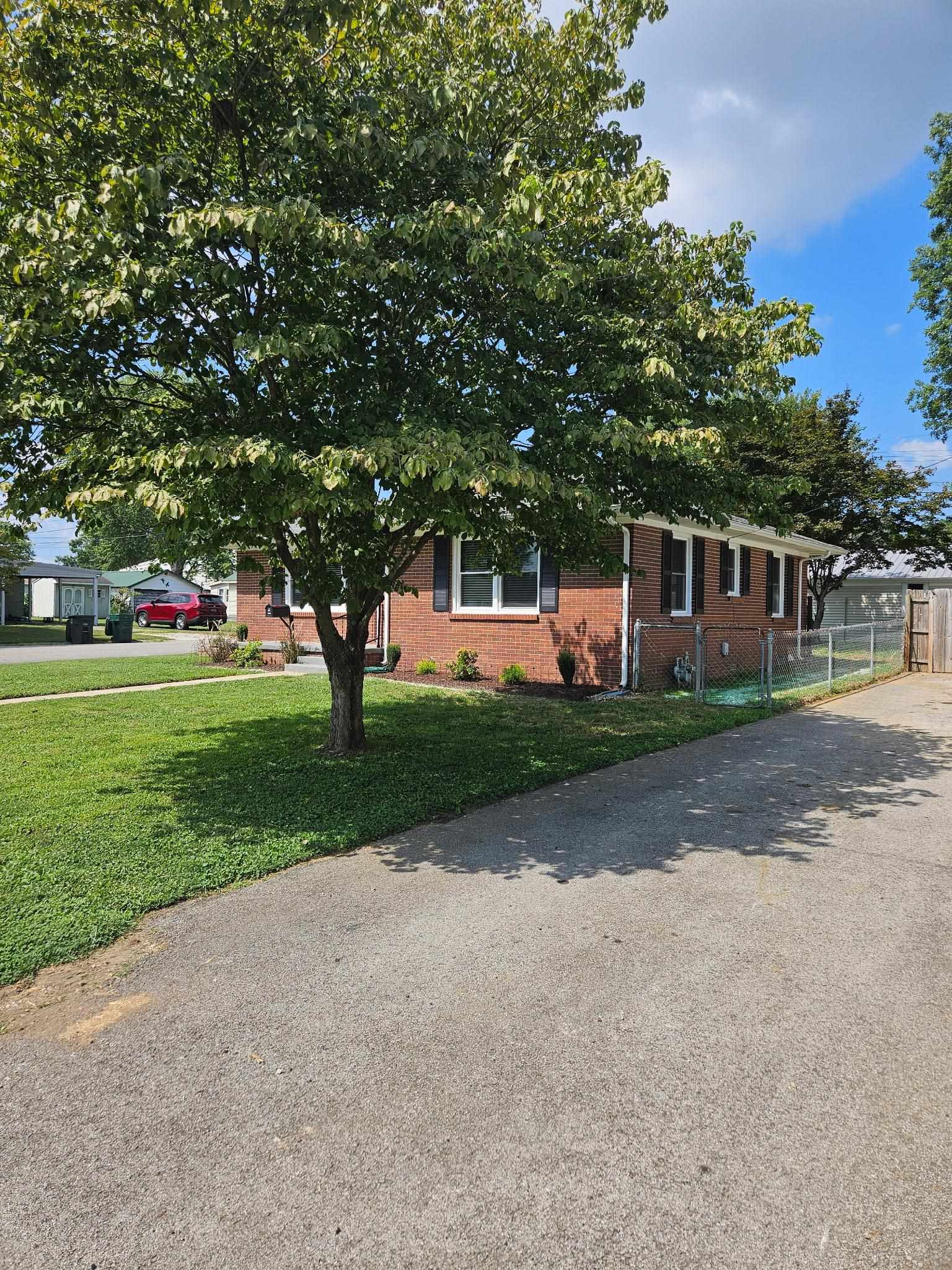 3424 Daviess St, Owensboro, Kentucky 42303, 2 Bedrooms Bedrooms, ,1 BathroomBathrooms,Single Family Residence,For Sale,Daviess St,93628