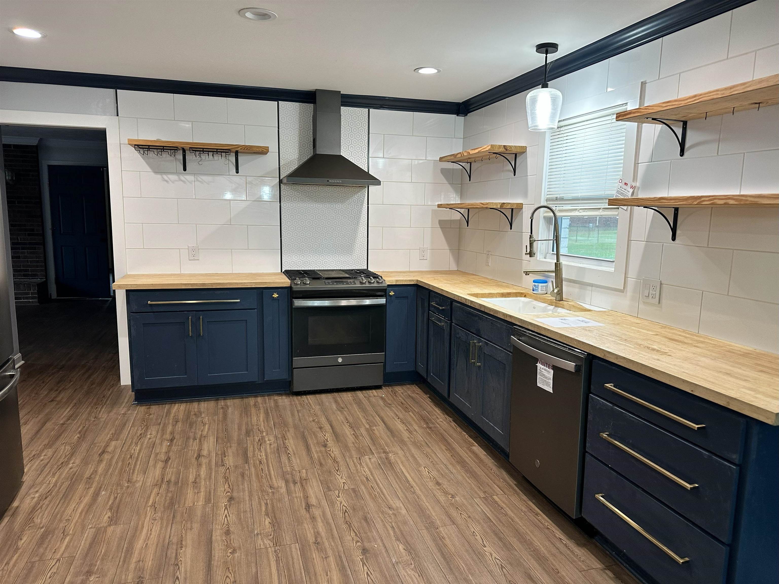 1910 Lakeshore Drive, Madisonville, Kentucky 42431, 4 Bedrooms Bedrooms, ,2 BathroomsBathrooms,Single Family Residence,For Sale,Lakeshore Drive,93636