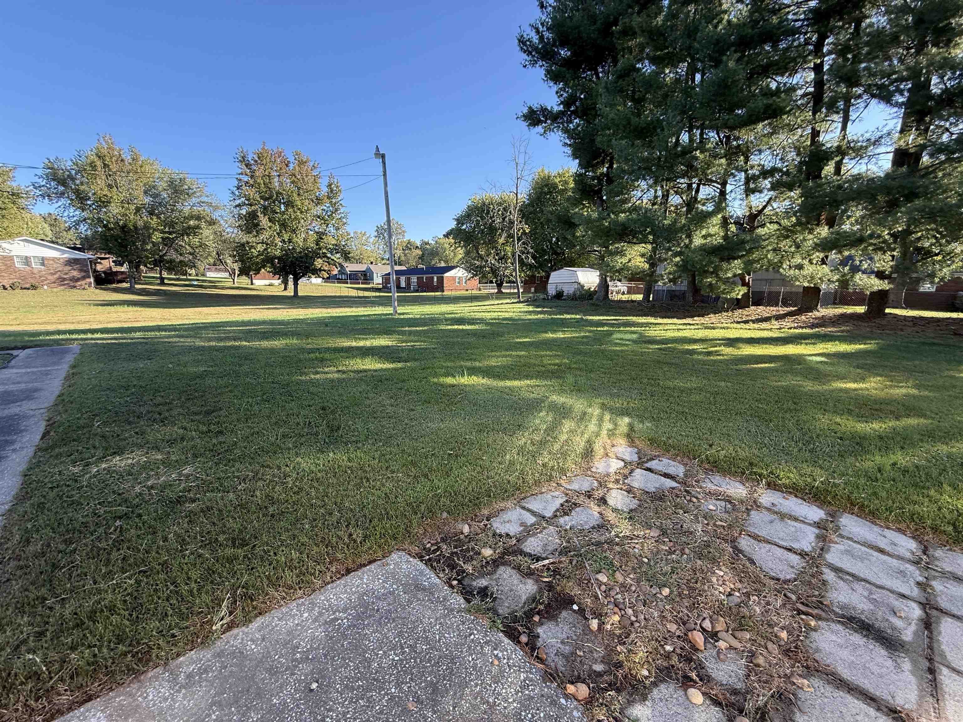 1910 Lakeshore Drive, Madisonville, Kentucky 42431, 4 Bedrooms Bedrooms, ,2 BathroomsBathrooms,Single Family Residence,For Sale,Lakeshore Drive,93636