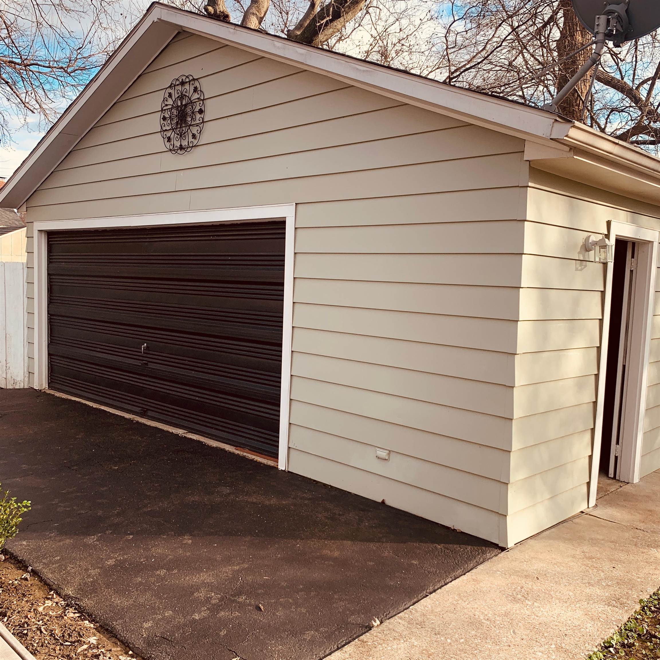 1014 19th Street, Owensboro, Kentucky 42303, 2 Bedrooms Bedrooms, ,1 BathroomBathrooms,Single Family Residence,For Sale,19th Street,93648