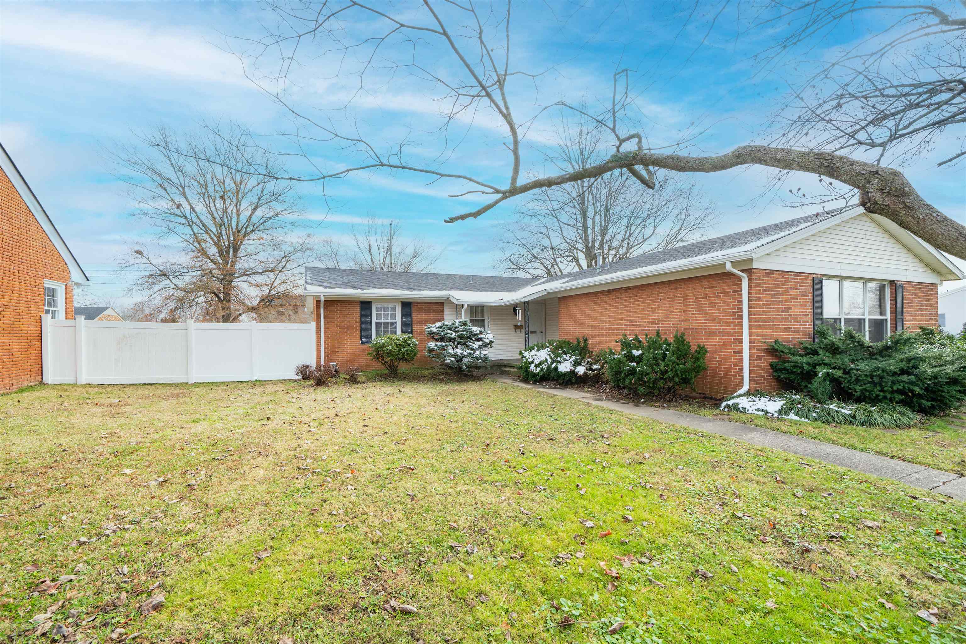 2953 Royal Dr, Owensboro, Kentucky 42301, 4 Bedrooms Bedrooms, ,2 BathroomsBathrooms,Single Family Residence,For Sale,Royal Dr,93721