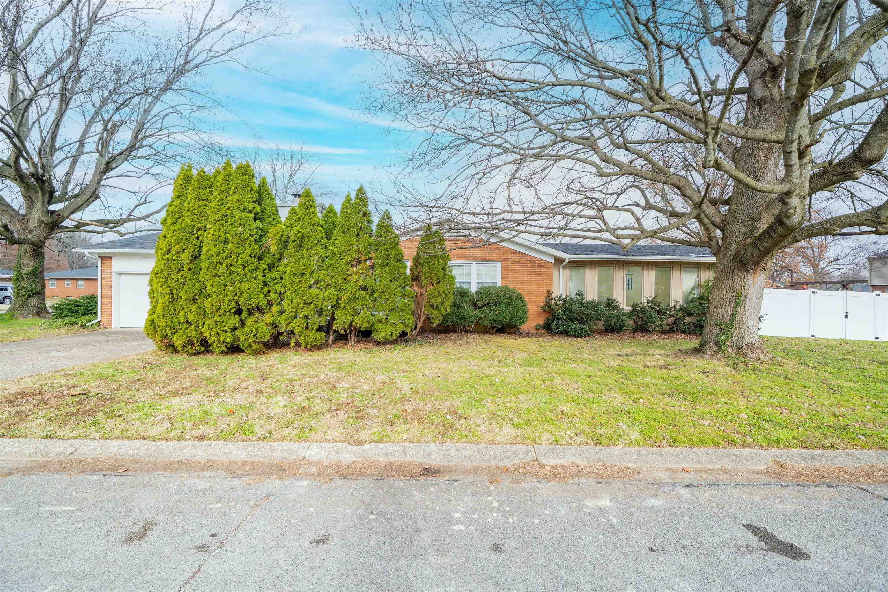 2953 Royal Dr, Owensboro, Kentucky 42301, 4 Bedrooms Bedrooms, ,2 BathroomsBathrooms,Single Family Residence,For Sale,Royal Dr,93721