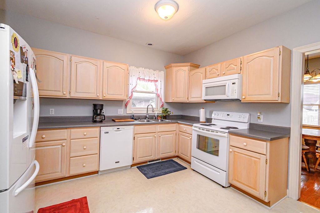 4005 Pine Lake Ct., Owensboro, Kentucky 42303, 3 Bedrooms Bedrooms, ,2 BathroomsBathrooms,Single Family Residence,For Sale,Pine Lake Ct.,93737