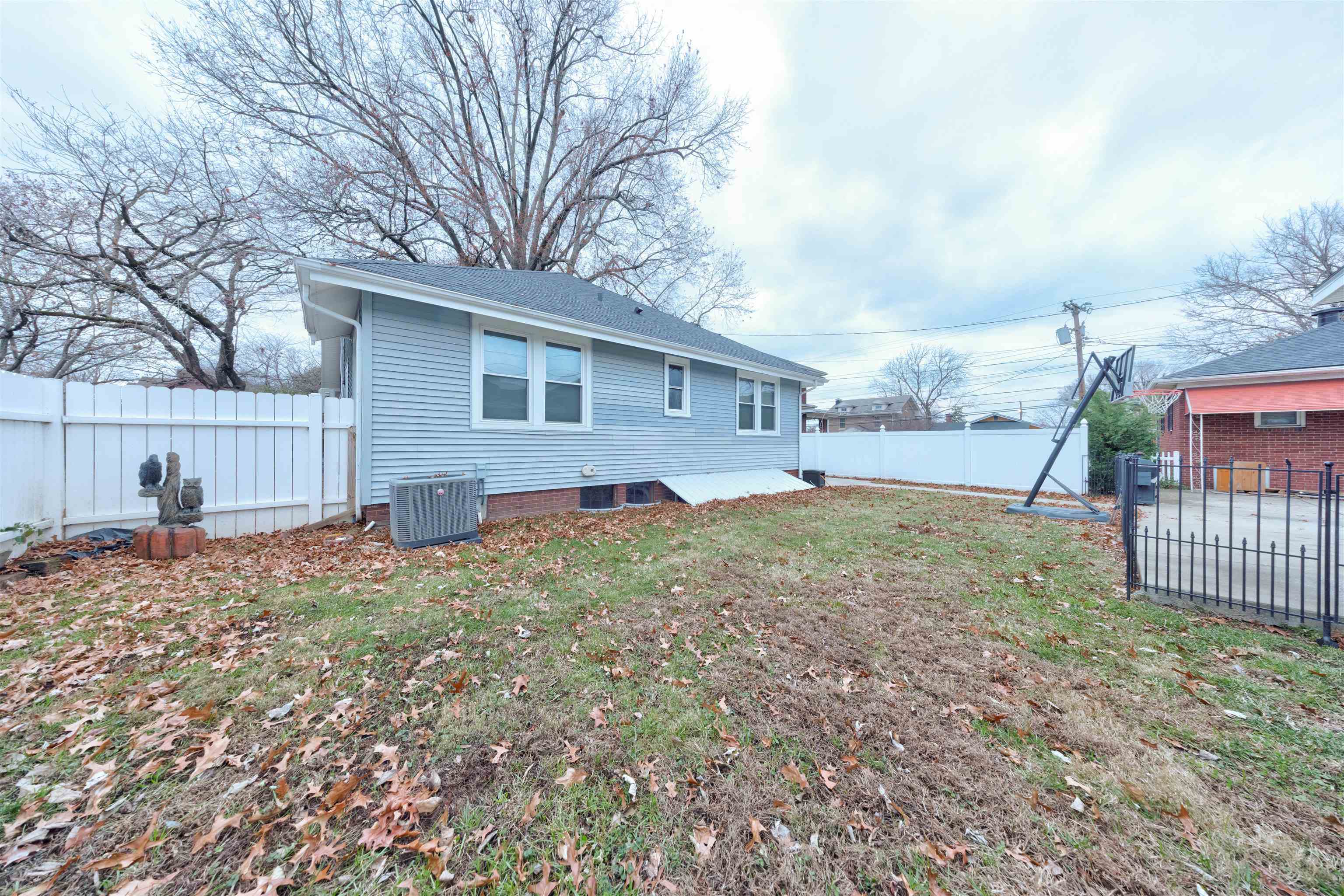 1303 Locust St, Owensboro, Kentucky 42301, 4 Bedrooms Bedrooms, ,1 BathroomBathrooms,Single Family Residence,For Sale,Locust St,93753