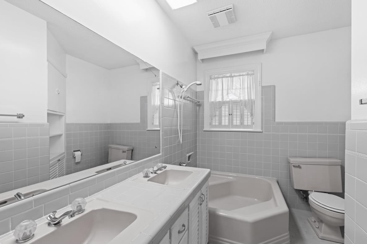 1424 College Drive, Owensboro, Kentucky 42301, 3 Bedrooms Bedrooms, ,2 BathroomsBathrooms,Single Family Residence,For Sale,College Drive,93803