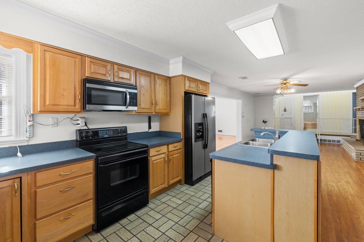 1424 College Drive, Owensboro, Kentucky 42301, 3 Bedrooms Bedrooms, ,2 BathroomsBathrooms,Single Family Residence,For Sale,College Drive,93803