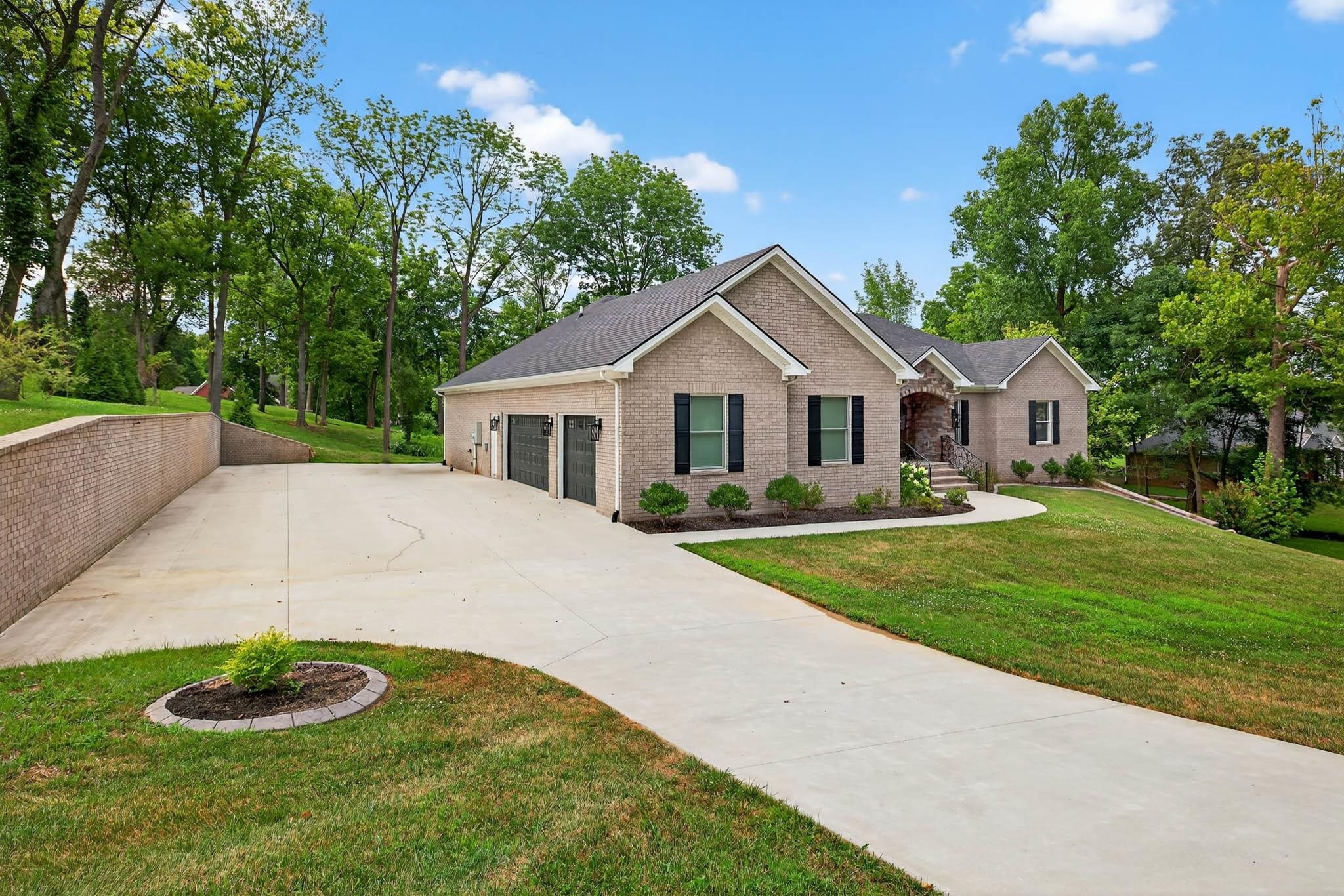 6613 Barcroft Dr, Owensboro, Kentucky 42303, 6 Bedrooms Bedrooms, ,3 BathroomsBathrooms,Single Family Residence,For Sale,Barcroft Dr,93837