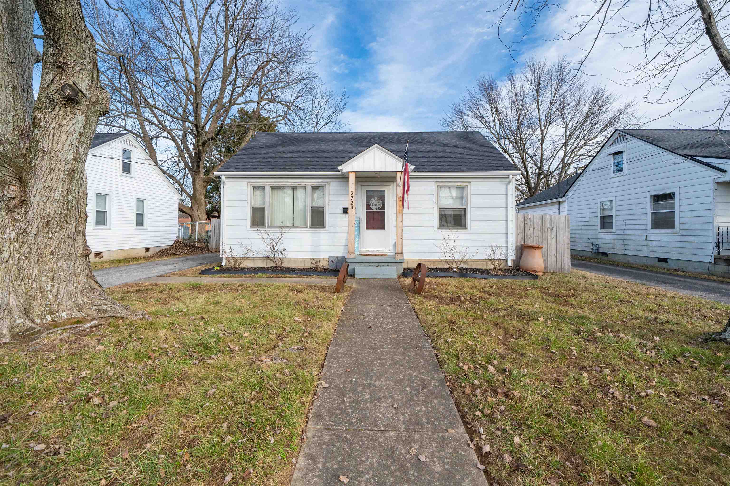 2723 Daviess St, Owensboro, Kentucky 42301, 2 Bedrooms Bedrooms, ,1 BathroomBathrooms,Single Family Residence,For Sale,Daviess St,93889