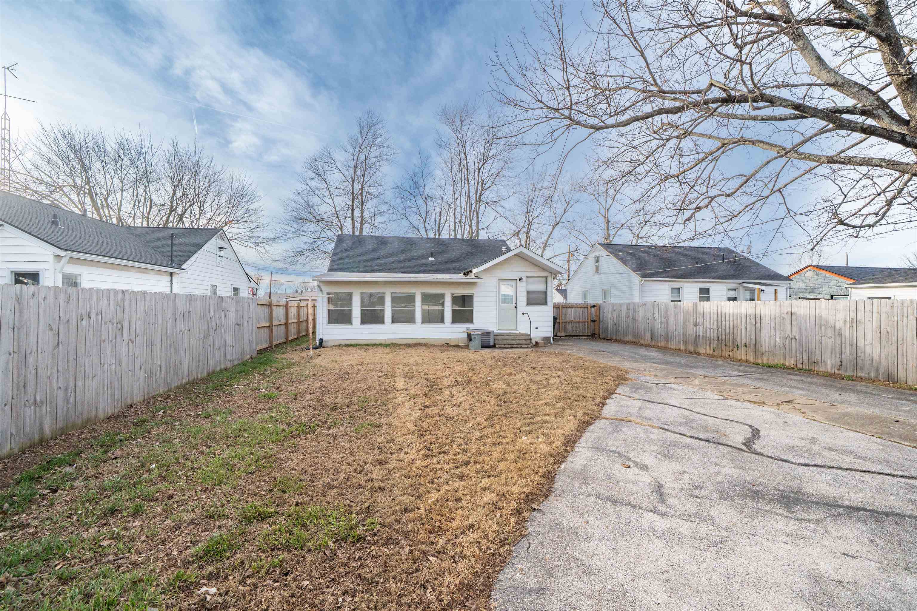 2723 Daviess St, Owensboro, Kentucky 42301, 2 Bedrooms Bedrooms, ,1 BathroomBathrooms,Single Family Residence,For Sale,Daviess St,93889