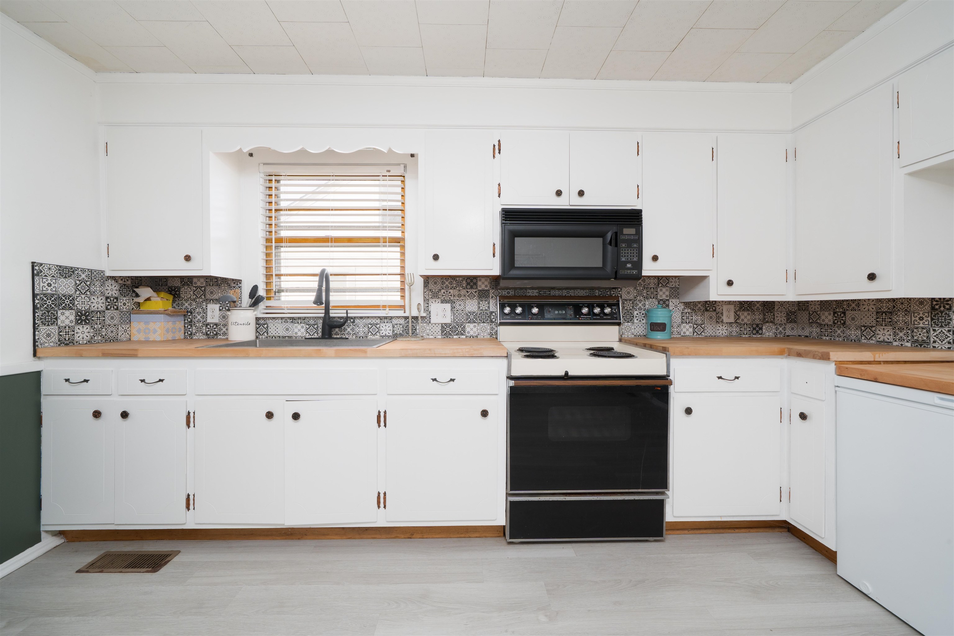 2723 Daviess St, Owensboro, Kentucky 42301, 2 Bedrooms Bedrooms, ,1 BathroomBathrooms,Single Family Residence,For Sale,Daviess St,93889