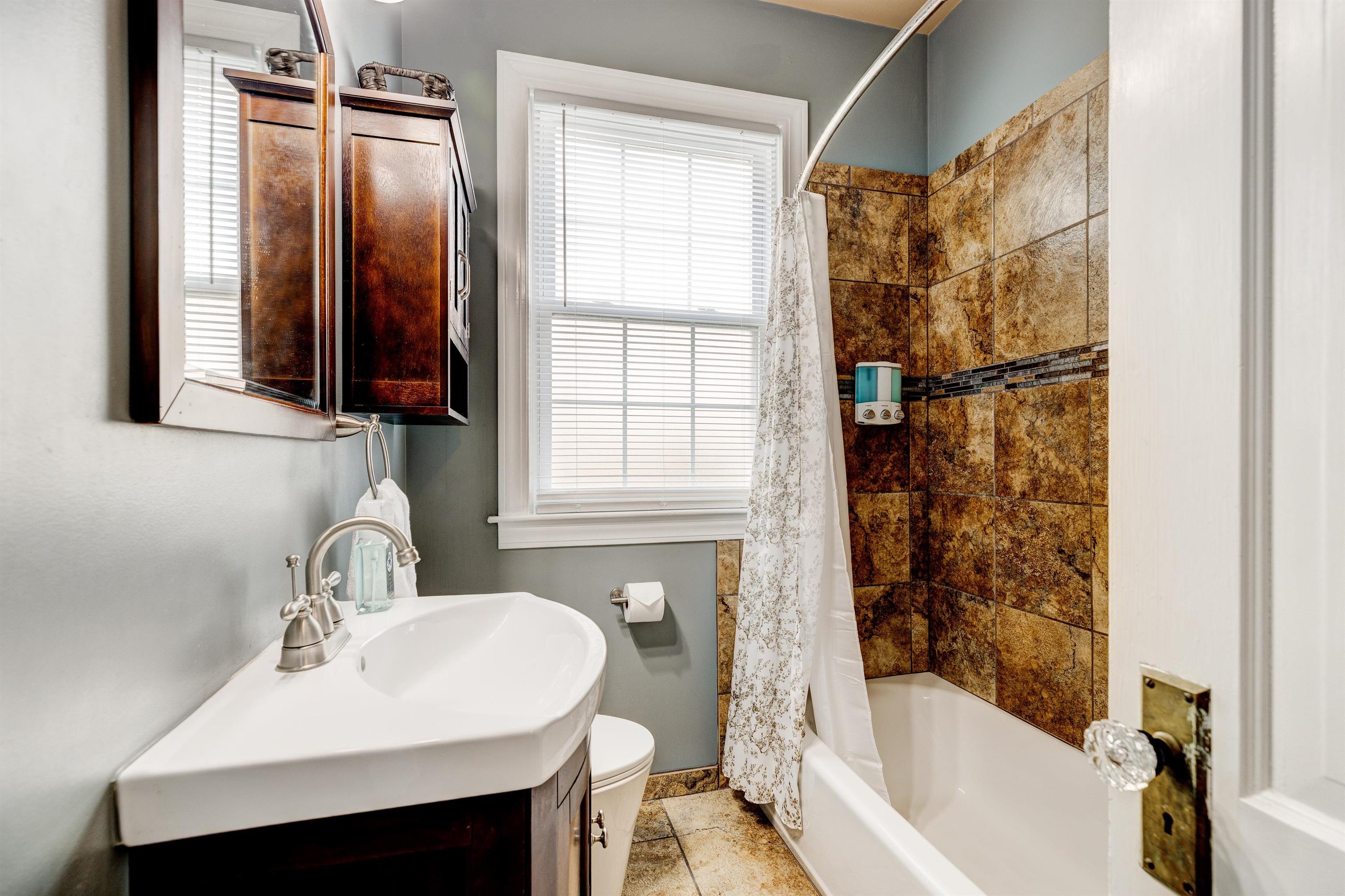 2212 Locust Street, Owensboro, Kentucky 42301, 3 Bedrooms Bedrooms, ,2 BathroomsBathrooms,Single Family Residence,For Sale,Locust Street,93902