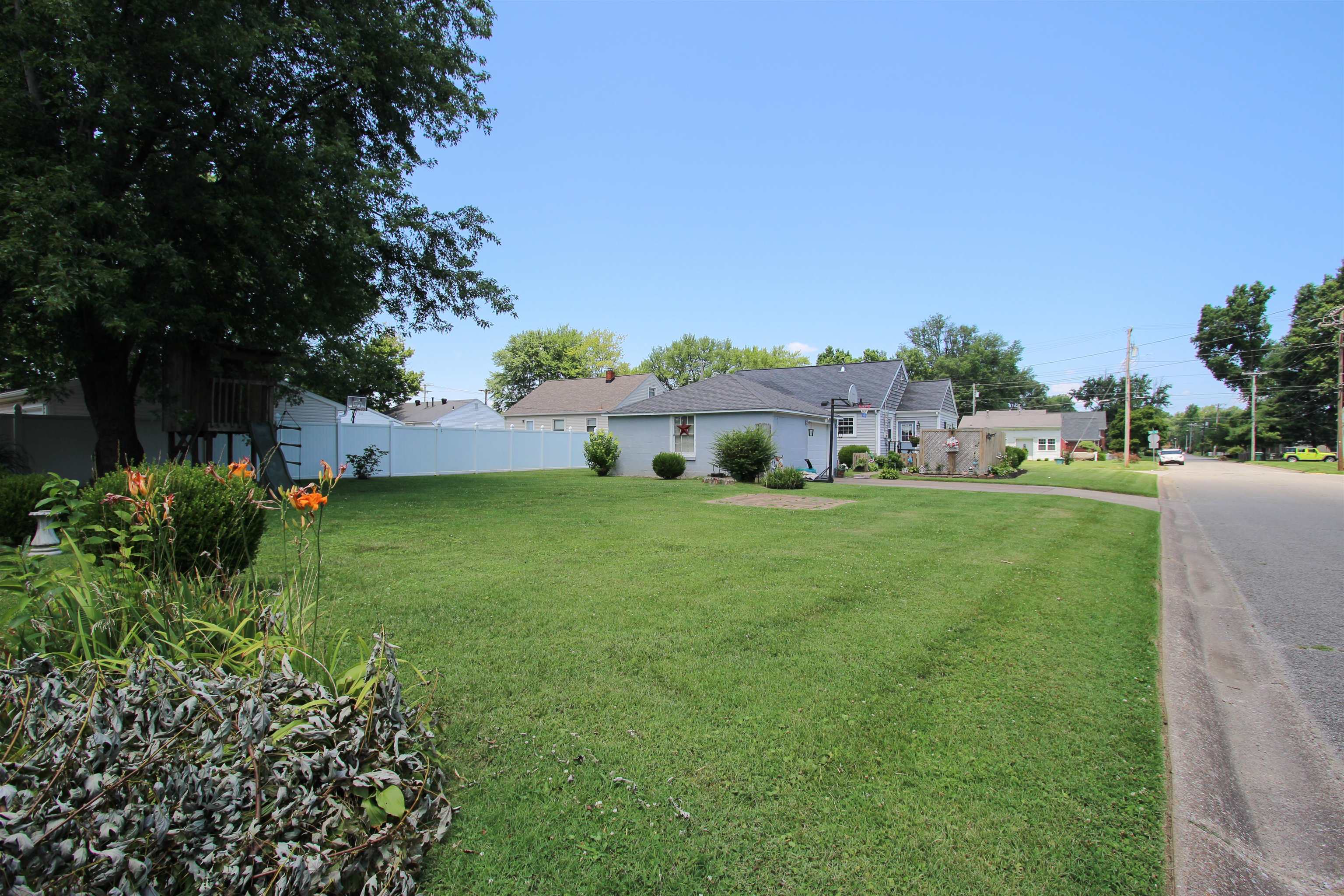 902 Hill Ave, Owensboro, Kentucky 42301, 3 Bedrooms Bedrooms, ,1 BathroomBathrooms,Single Family Residence,For Sale,Hill Ave,93923